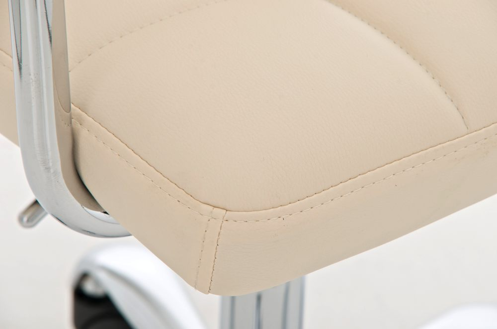 Detail des cremefarbenen Bürostuhlsitzes. Cremefarbener Sitz mit Chromfuß. Weißer Hintergrund.