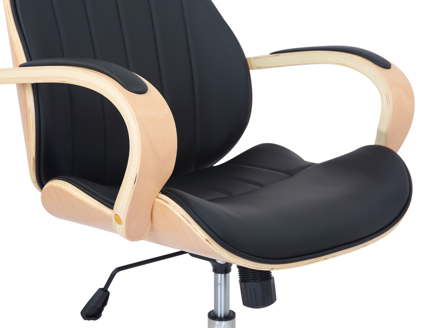 Schwarzer Leder-Bürostuhl mit Holzarmen. Weißer Hintergrund.