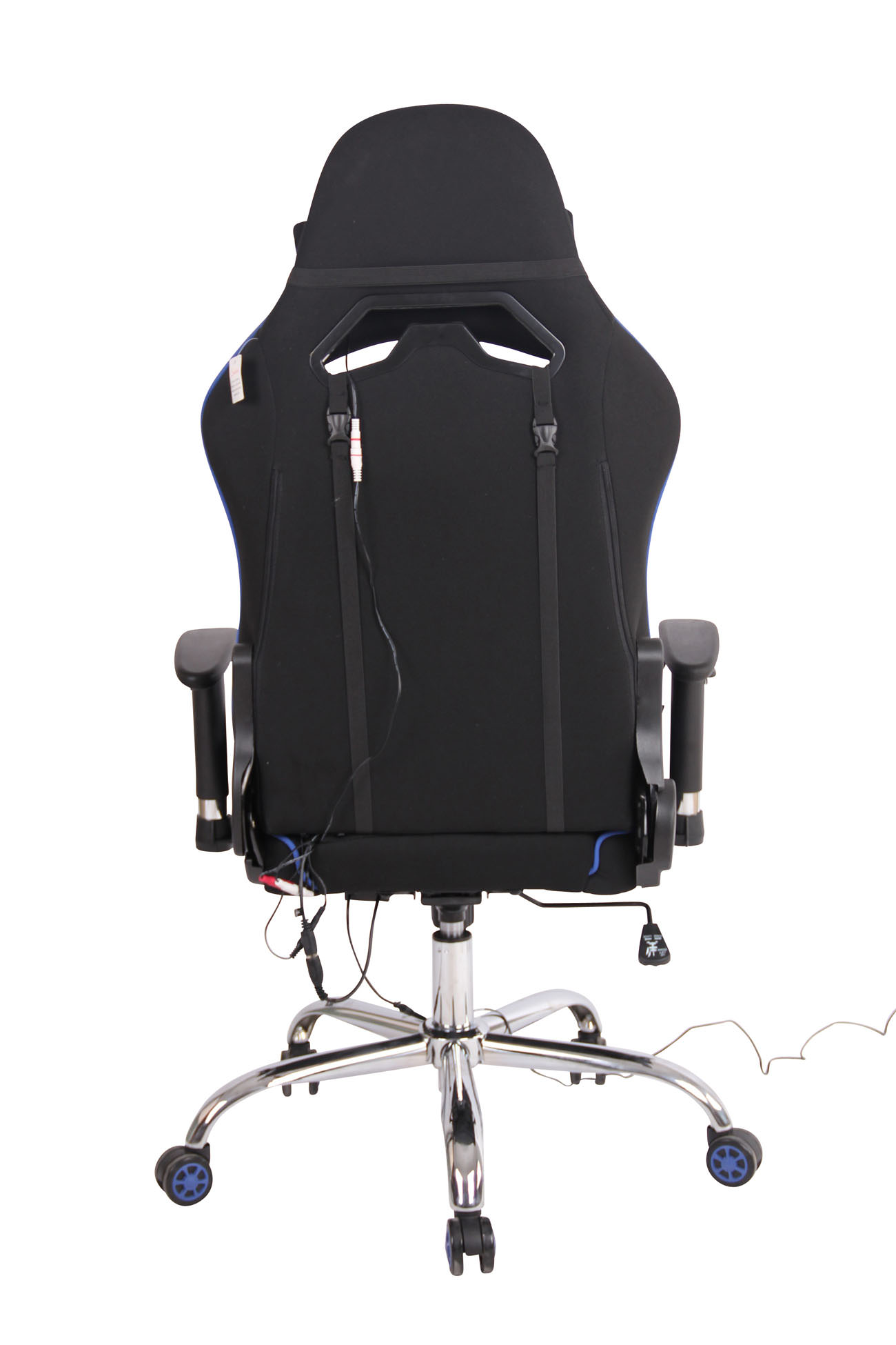 Rückansicht eines schwarz-blauen Gaming-Stuhls mit Kopfstütze, Armlehnen und Chromfuß mit Rollen.