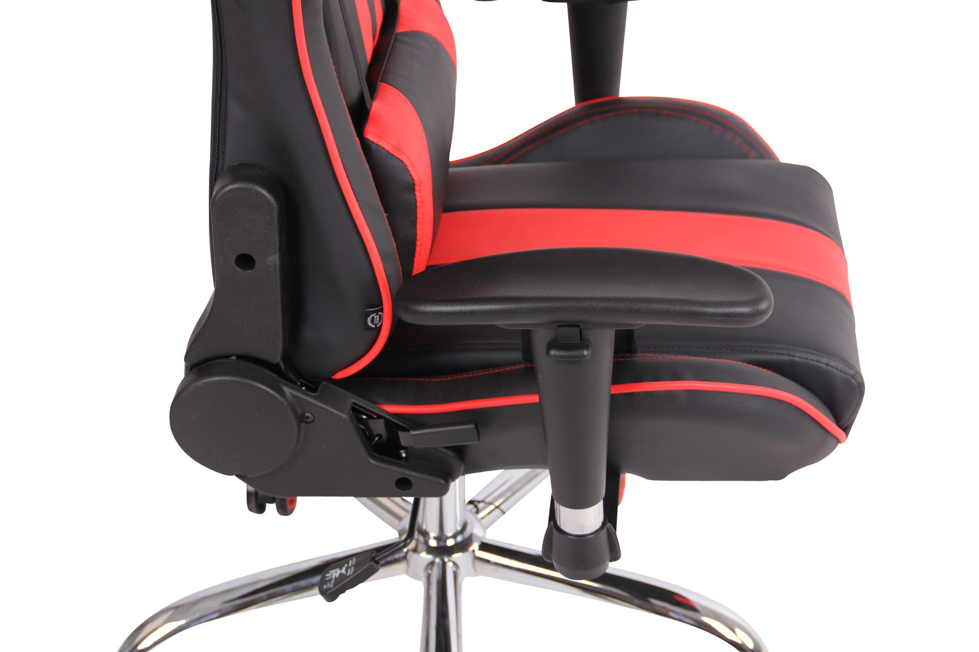Schwarzer und roter Gaming-Stuhl, Fokus auf der Armlehne und dem Gestell auf weißem Hintergrund.
