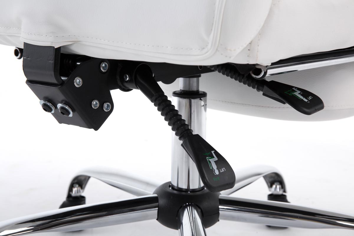 Nahaufnahme des Mechanismus eines weißen Bürostuhls. Es gibt Hebel zur Höhen- und Neigungsverstellung, mit Chromfuß.