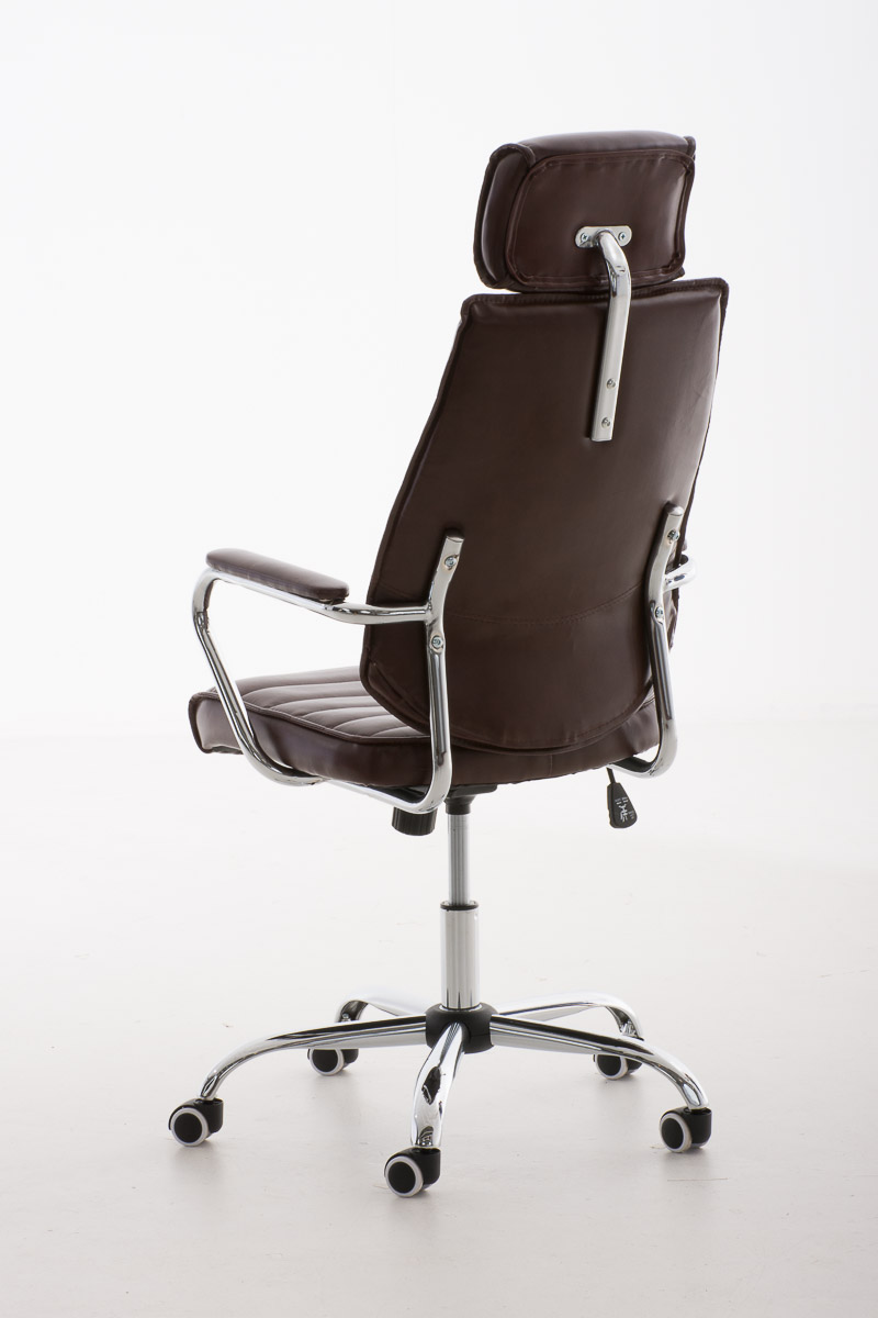 Ein brauner Leder-Bürostuhl von hinten, mit Kopfstütze und Chromgestell.