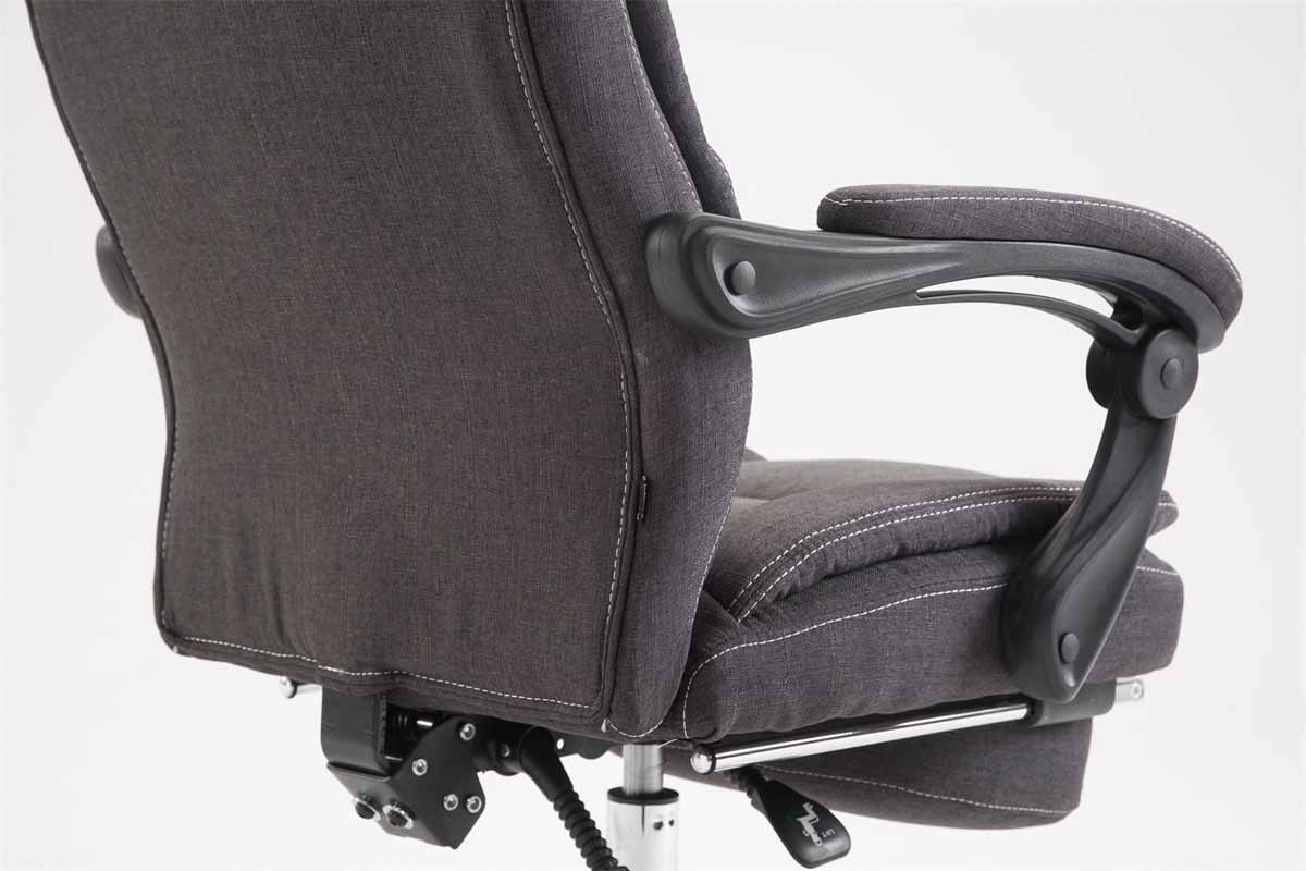 Nahaufnahme eines Bürostuhls mit grauem Stoff, weißen Nähten und schwarzen Armlehnen. Chromfuß und Rollen.
