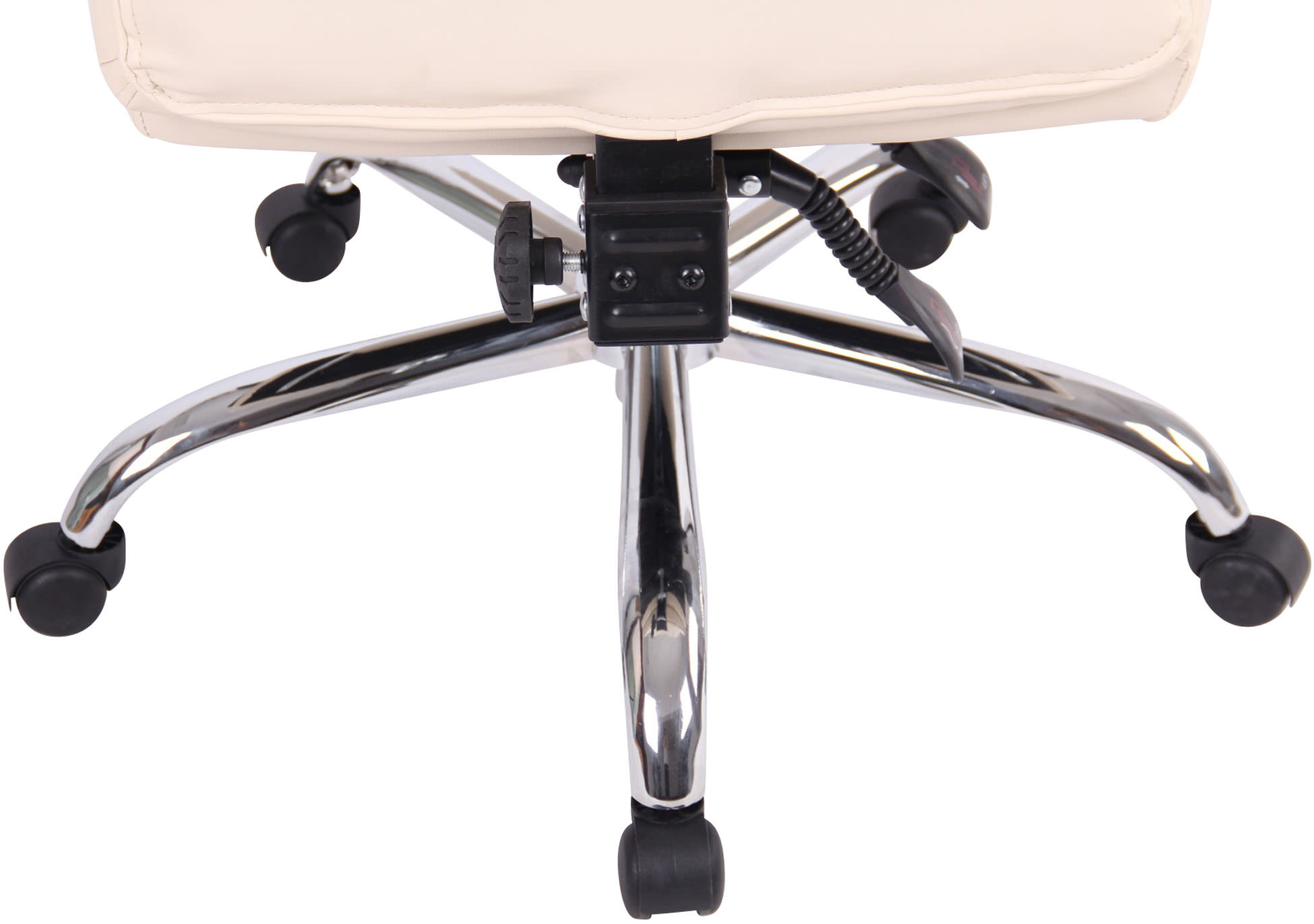 Nahaufnahme des Stuhlgestells. Cremefarbener Sitz, Chrombeine und schwarze Räder.