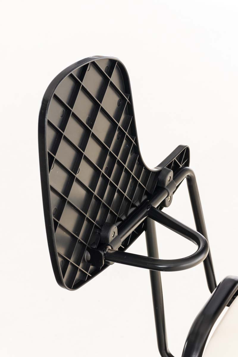 Detail der schwarzen Kunststoff-Stuhlrückseite. Schwarzes Gitterdesign auf der Rückseite. Weißer Hintergrund.