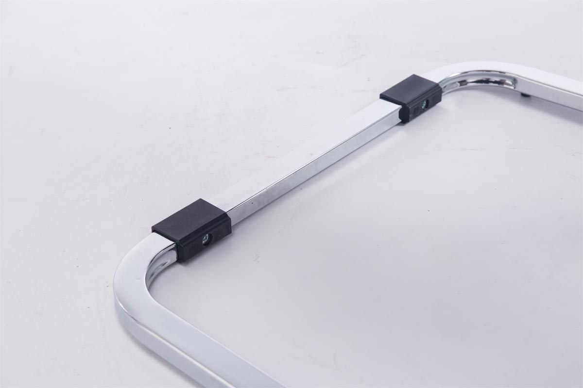 Detail der Bürostuhl-Armlehne. Chromrahmen, schwarze Armlehnenpolster, weißer Hintergrund.