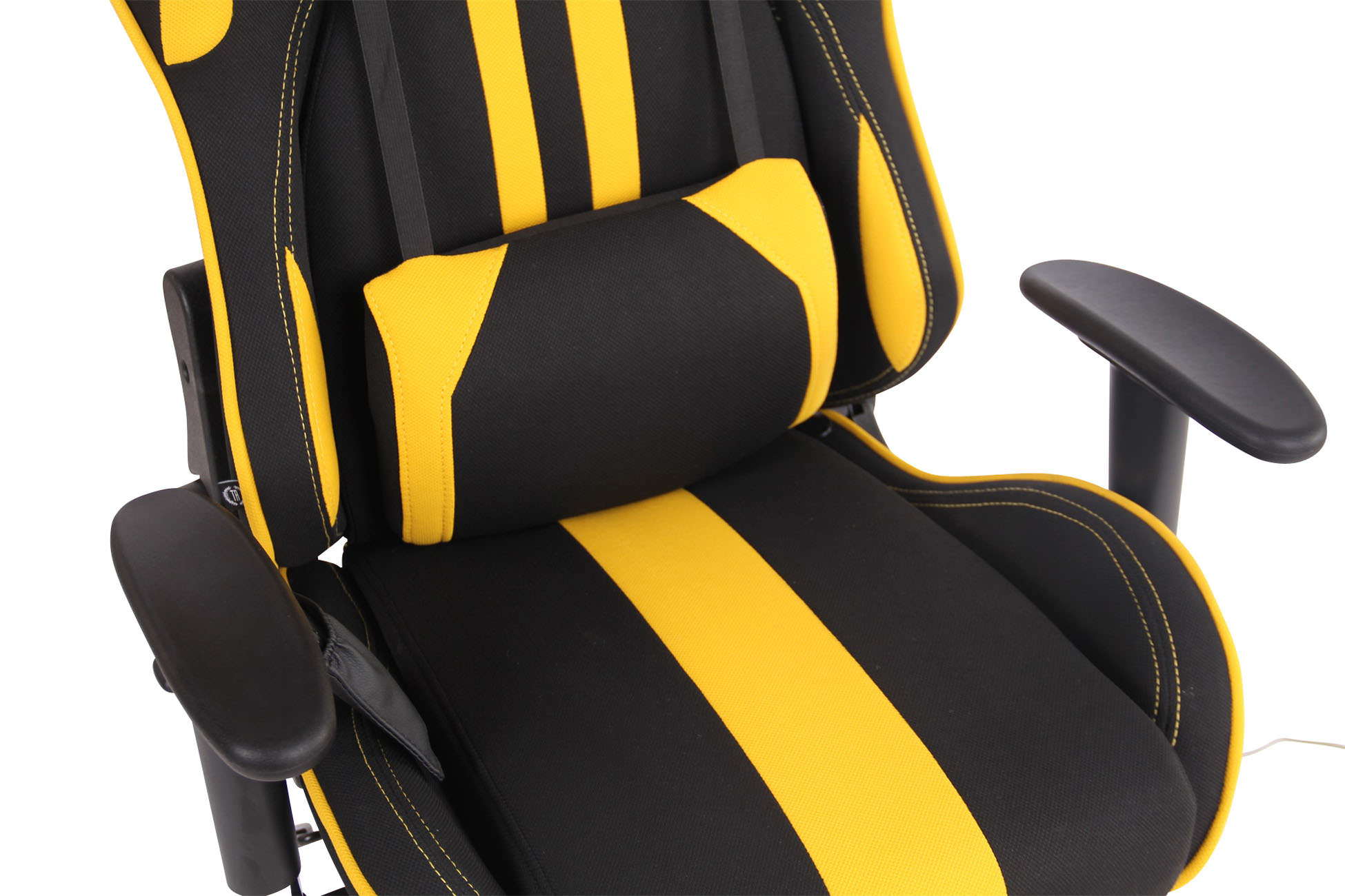 Schwarz-gelber Gaming-Stuhl mit Kopfstütze. Schwarze Armlehnen und gelbe Streifen. Weißer HG.