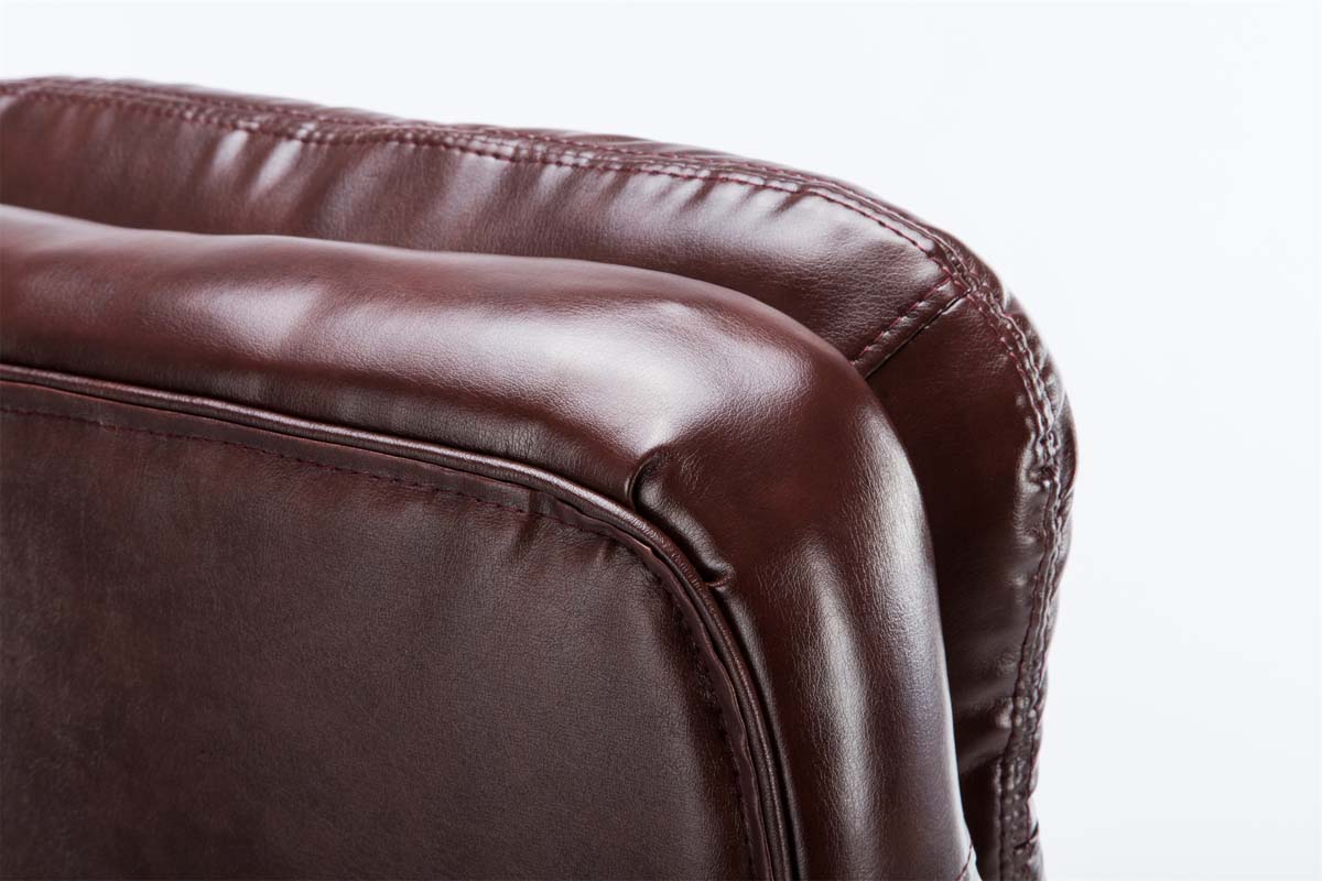 Nahaufnahme eines braunen Lederstuhlrückens mit Nahtdesign, vor weißem Hintergrund.