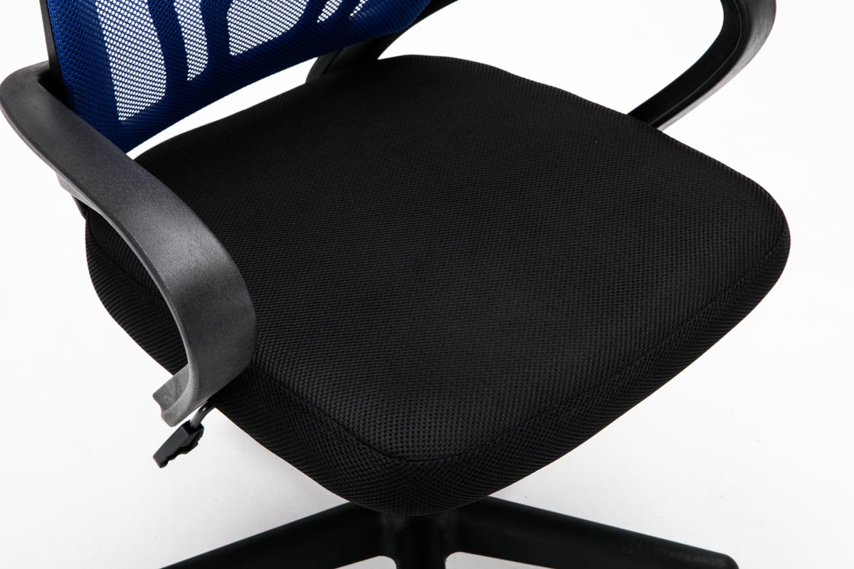 Nahaufnahme eines schwarzen Bürostuhls mit blauem Netzrücken und schwarzen Armlehnen.