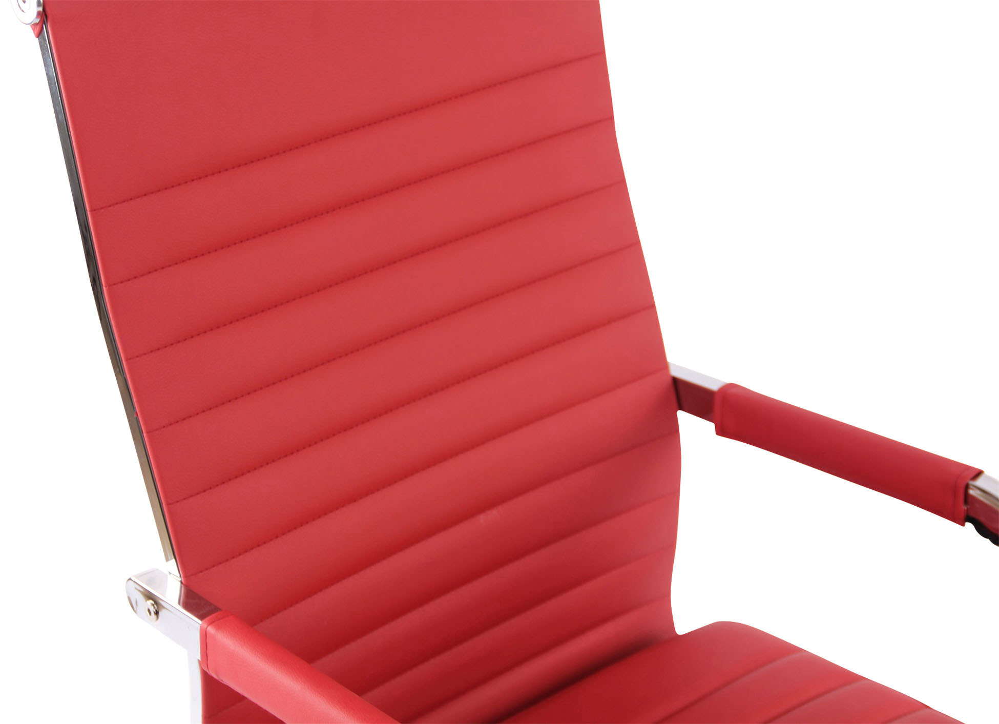 Roter Bürostuhl mit silbernem Rahmen und Armlehnen. Nahaufnahme. Weißer Hintergrund.