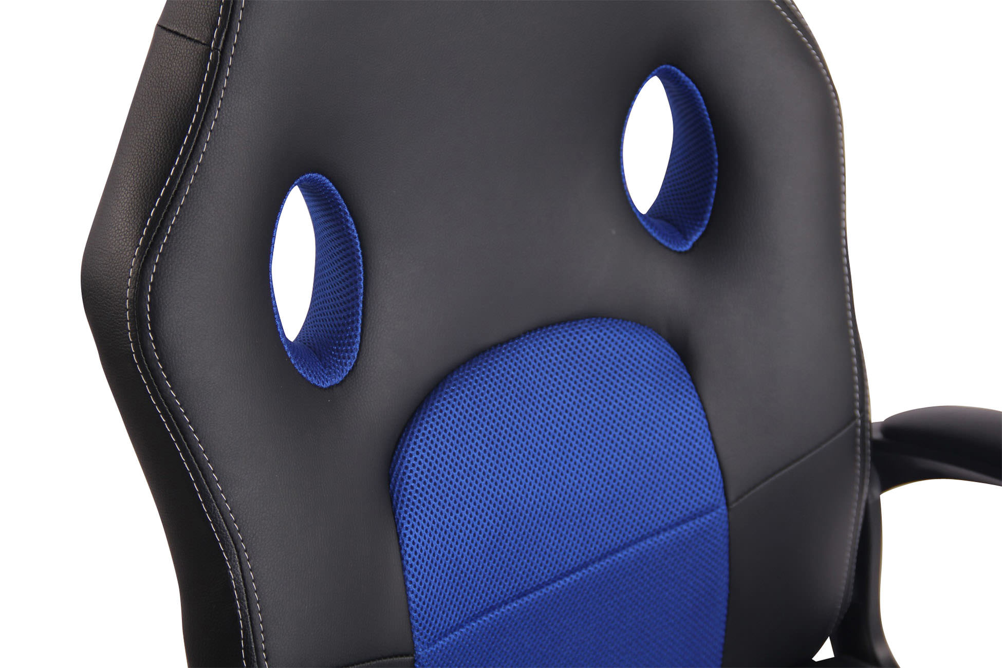Schwarze und blaue Gaming-Stuhllehne mit Löchern. Weißer Hintergrund.