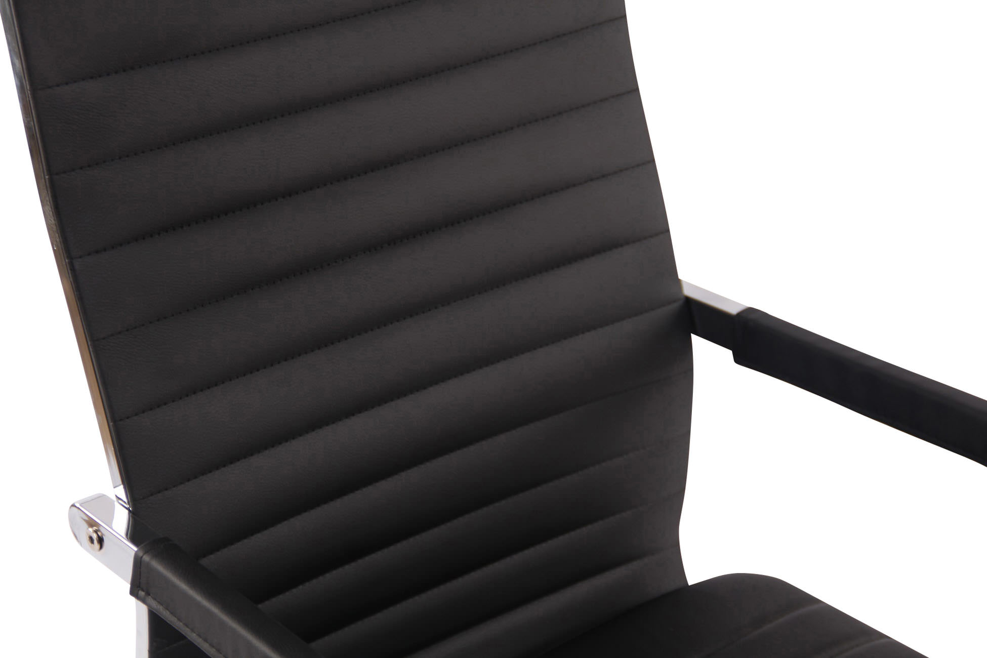 Schwarzer Bürostuhl, Sitzdetail. Schwarzes Leder, Chromrahmen, weißer Hintergrund.
