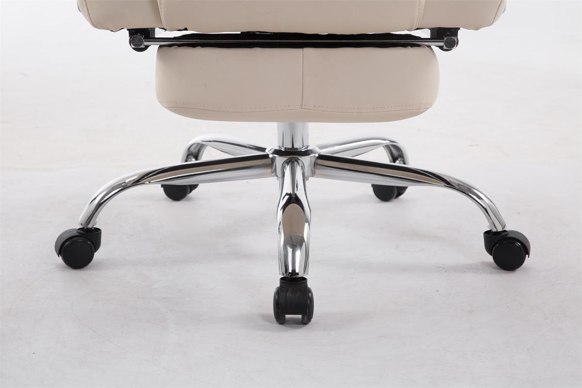 Beige Bürostuhlbasis mit Chrombeinen und Rädern. Weißer Hintergrund.