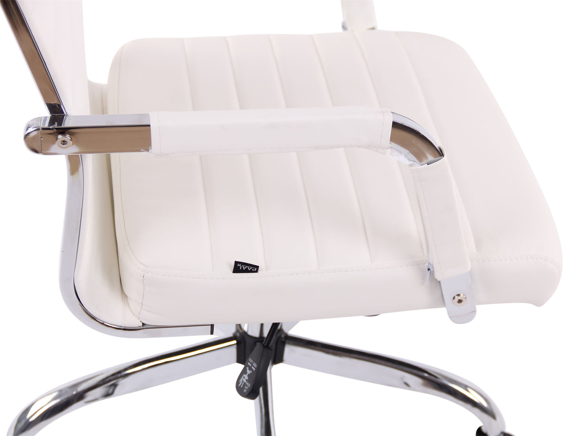 Bürostuhl-Nahaufnahme. Gepolsterte, weiße Armlehnen und Sitz. Chromdetails und Basis. Weißer Hintergrund.