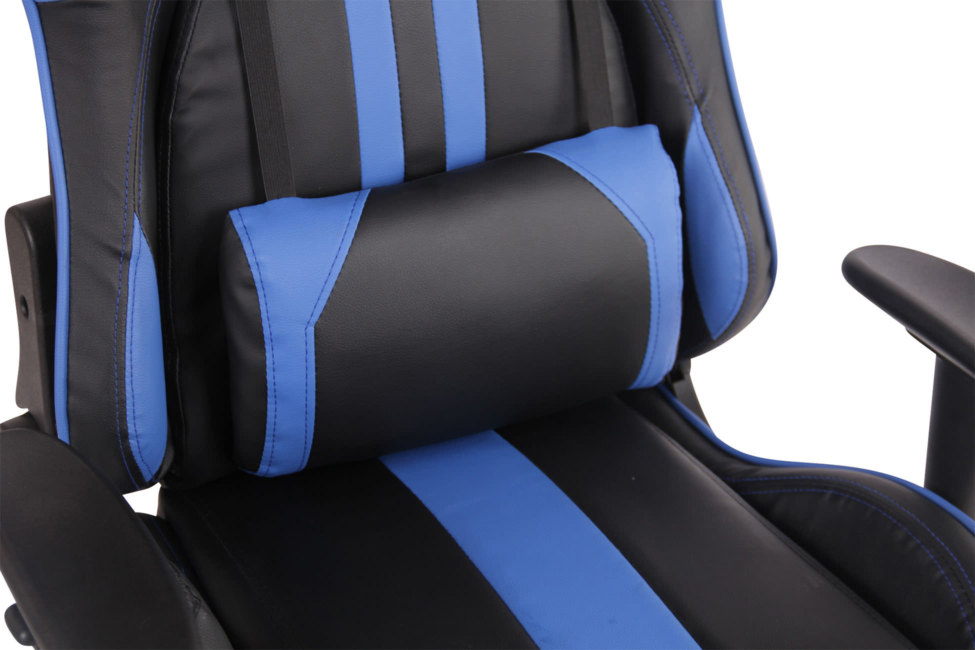 Schwarzer und blauer Gaming-Stuhl Detail, mit Kopfstütze und blauen Streifen. Weißer Hintergrund.