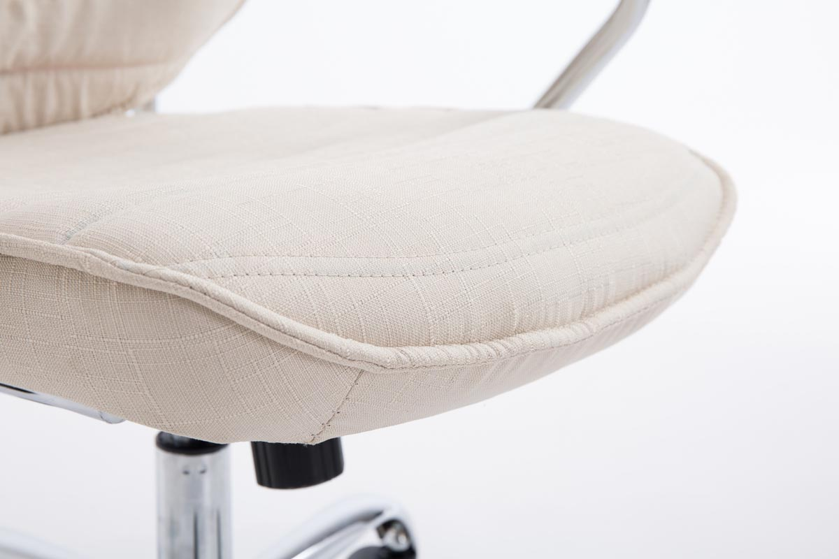 Nahaufnahme des beigefarbenen Stoff-Bürostuhlsitzes mit Steppdetails.