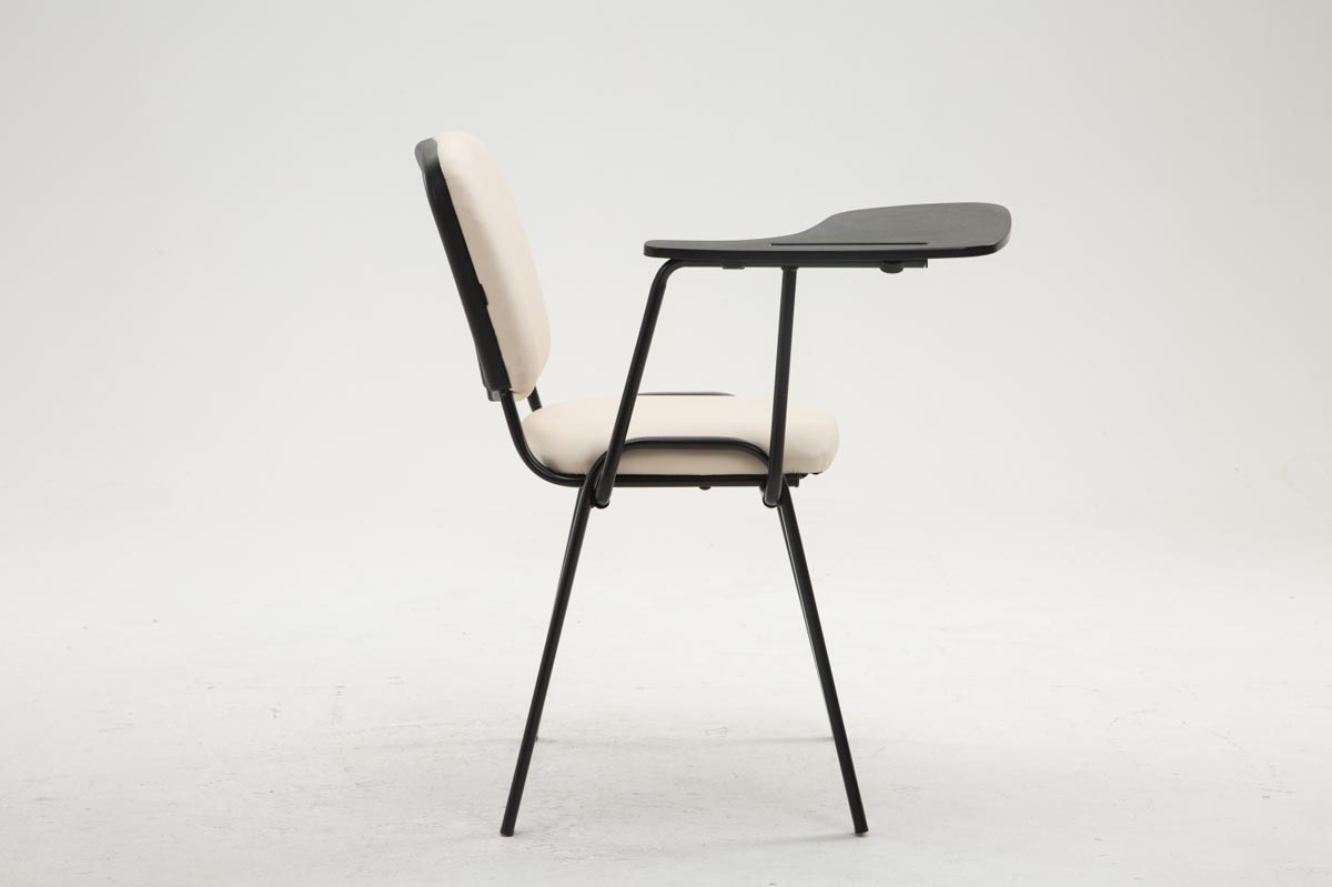 Seitenansicht eines schwarzen Schreibtischstuhls mit cremefarbenem Sitz und schwarzem Tisch. Weißer Hintergrund.