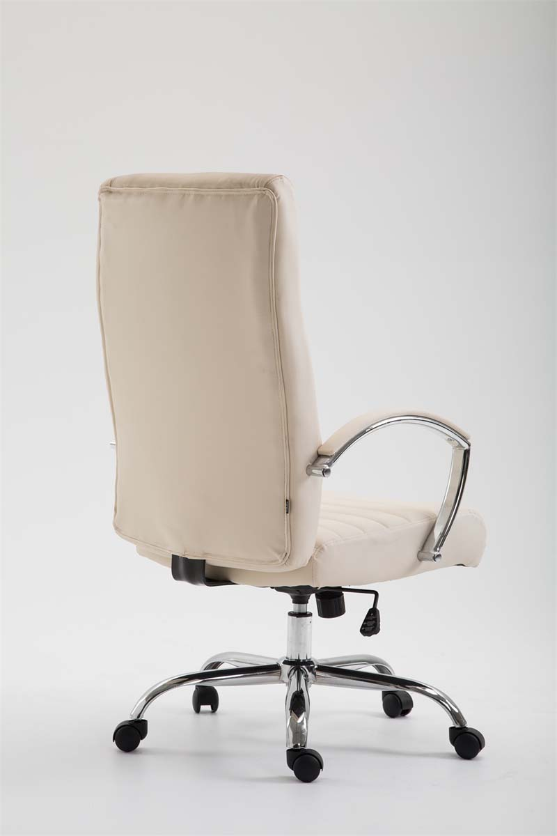 Cremefarbener Bürostuhl von hinten, silbernes Gestell mit Rädern. Hoher Rücken und Armlehnen. Weißer Grund.