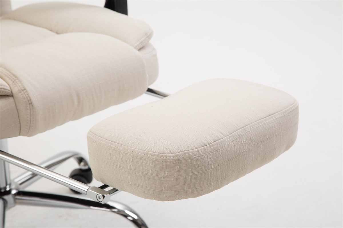 Nahaufnahme eines cremefarbenen Bürostuhls mit ausgezogener Fußstütze. Sitz und Fußstütze sind Stoff.