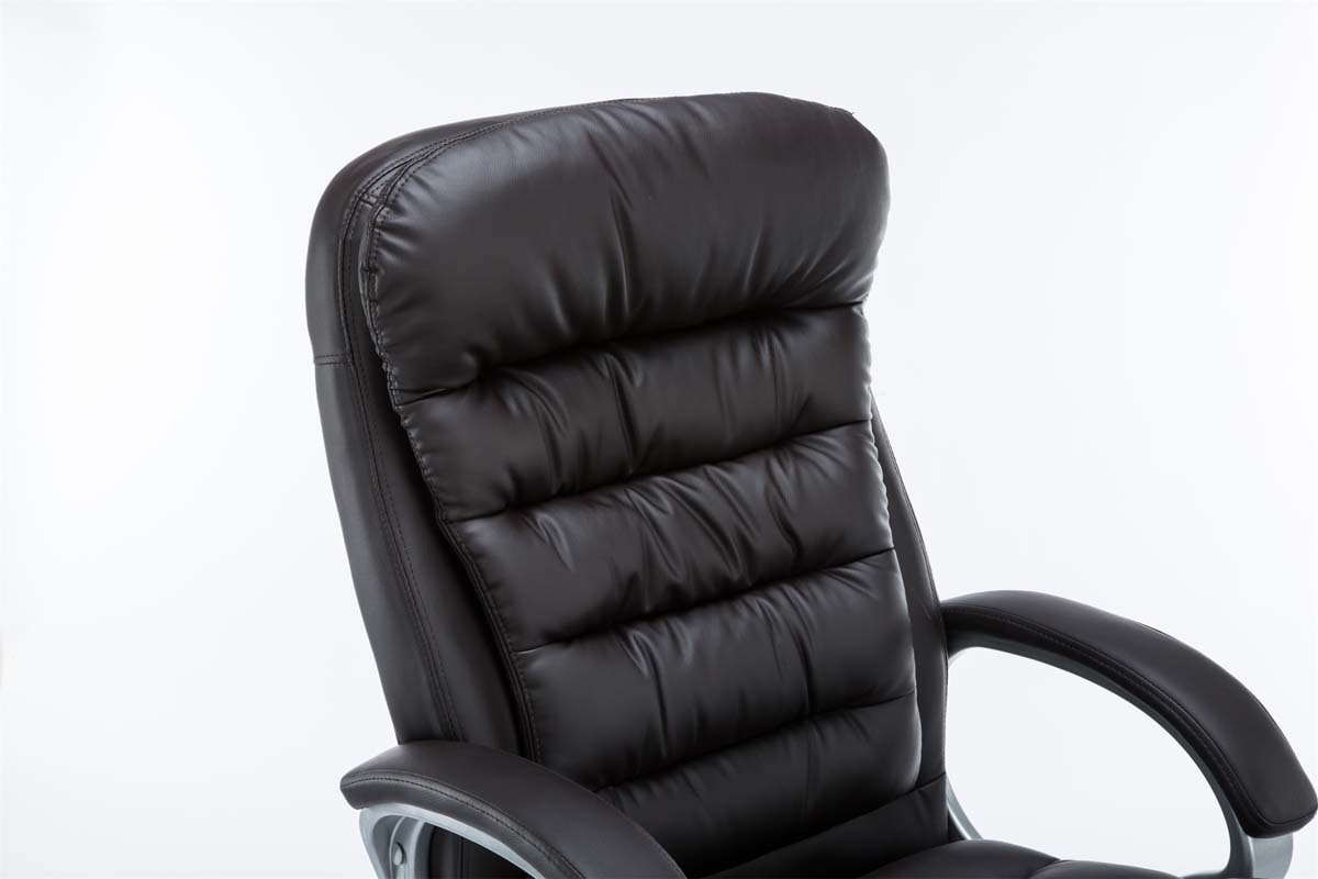 Nahaufnahme einer braunen Leder-Bürostuhl-Kopfstütze mit gepolstertem Design, vor weißem Hintergrund.
