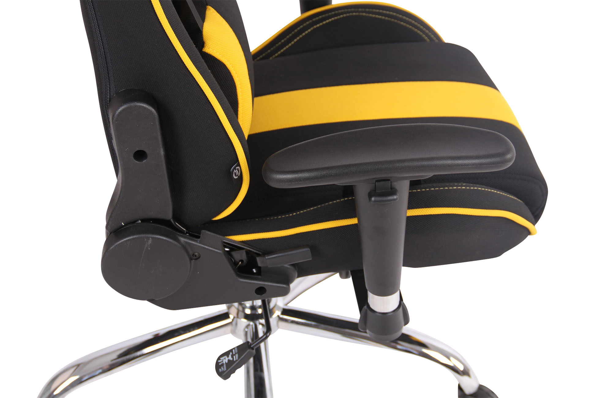 Schwarz-gelber Gaming-Stuhl mit Armlehnen, Seitenansicht, Chromgestell, weißer Hintergrund.