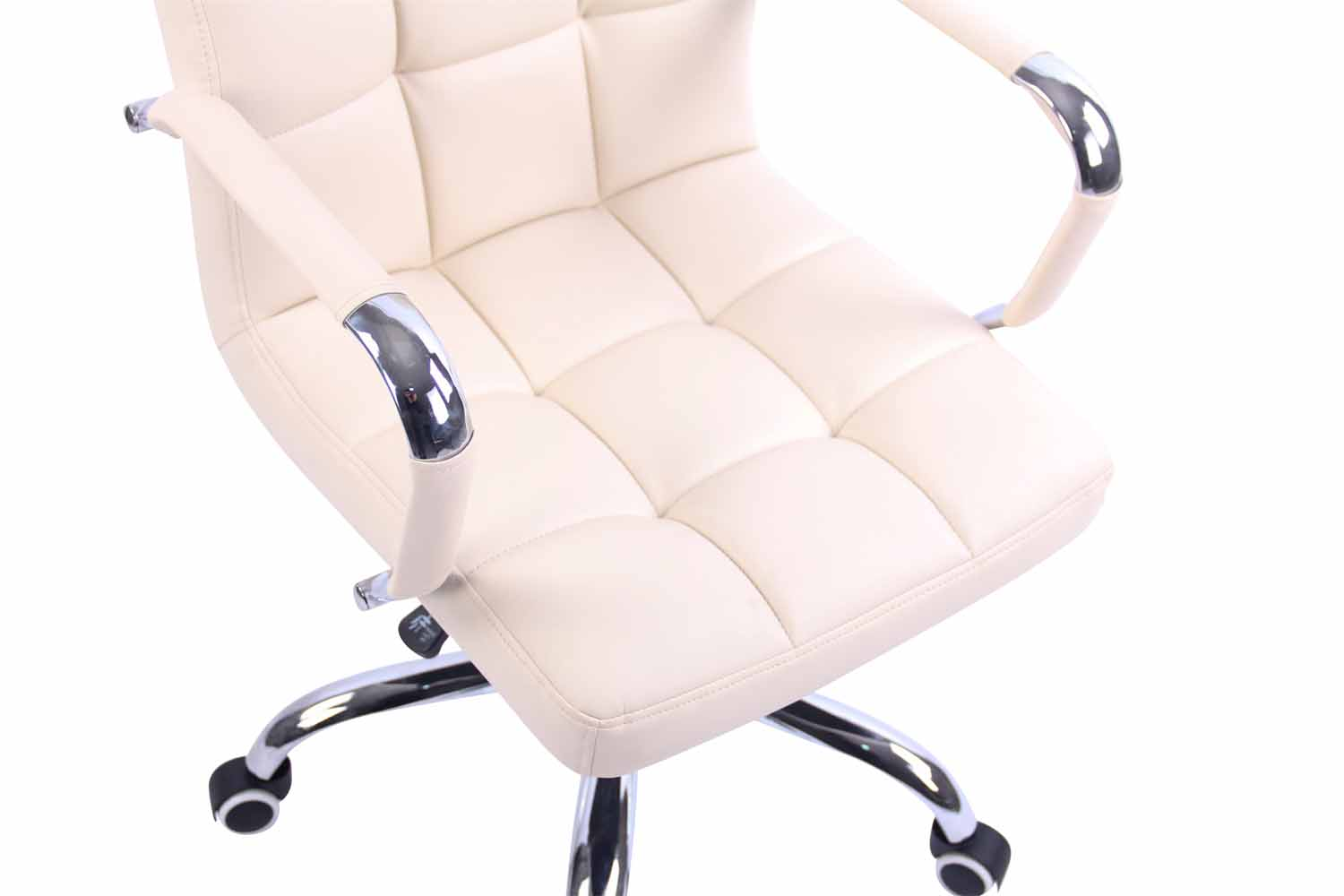 Nahaufnahme eines cremefarbenen Bürostuhls mit quadratisch gestepptem Sitz und Chromarmen.