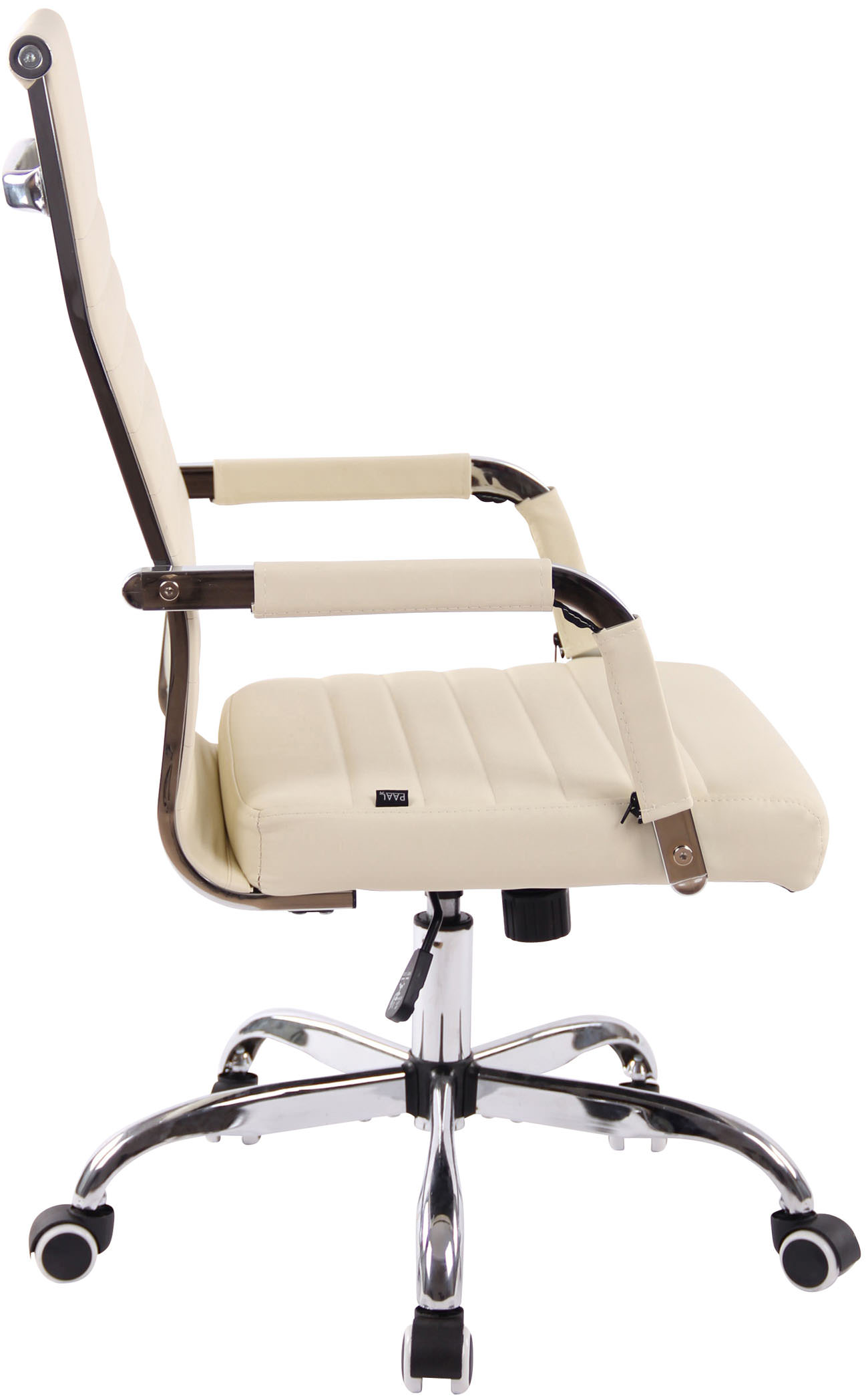 Seitenansicht eines Bürostuhls mit cremefarbenem Sitz, Rückenlehne und Armlehnen. Chrombasis und Räder.