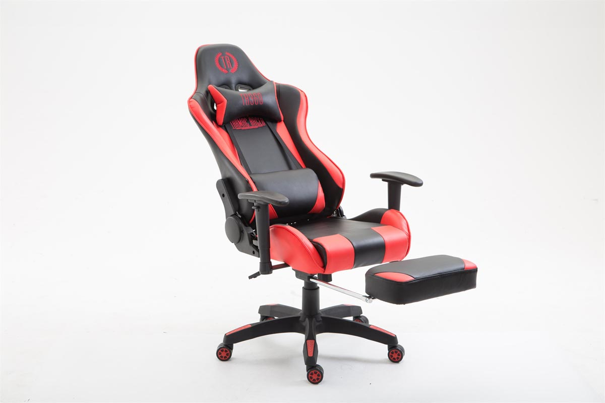 Roter und schwarzer Gaming-Stuhl mit Fußstütze. Weißer Hintergrund.