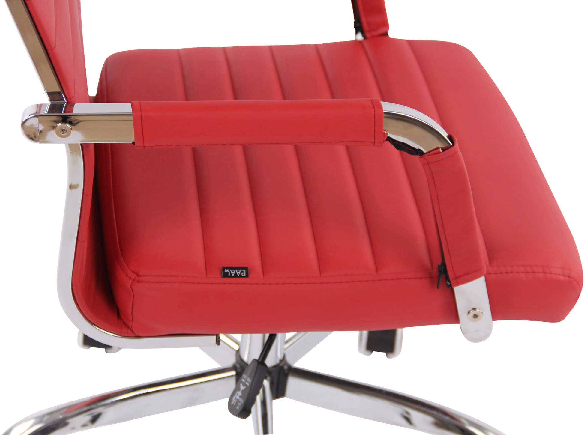 Nahaufnahme einer roten Bürostuhllehne. Chromarm und -fuß. Rotes Leder mit Logo. Weißer Hintergrund.