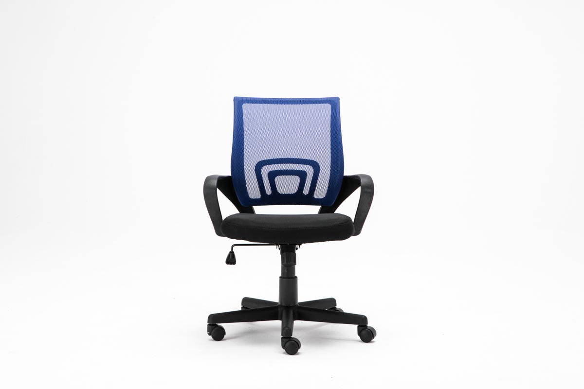 Blauer Netzrücken-Bürostuhl. Schwarzer Rahmen und Räder. Weißer Hintergrund.