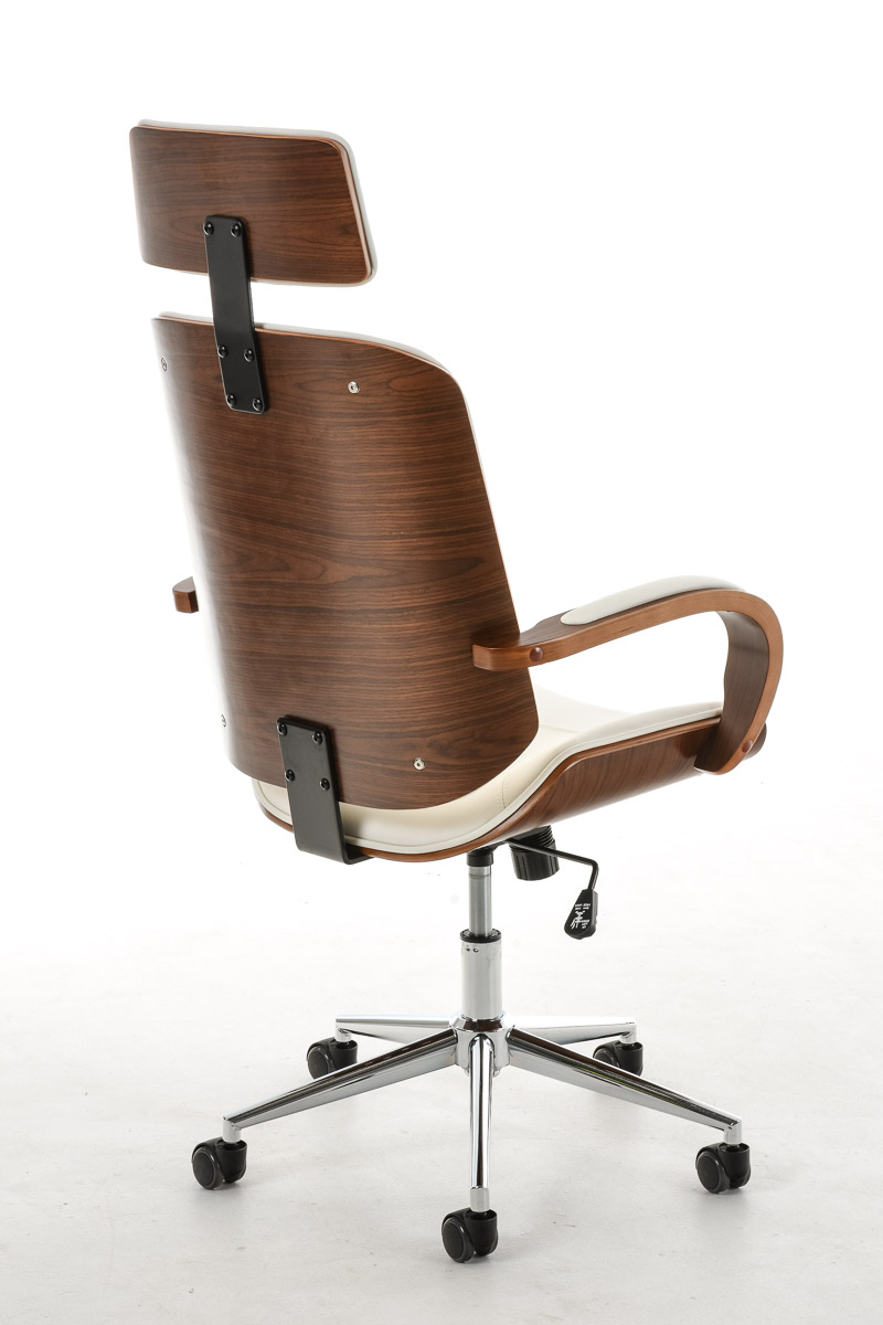 Bürostuhl mit Holzrücken. Der Rücken ist aus Holz und weißem Ledersitz. Weißer Hintergrund.