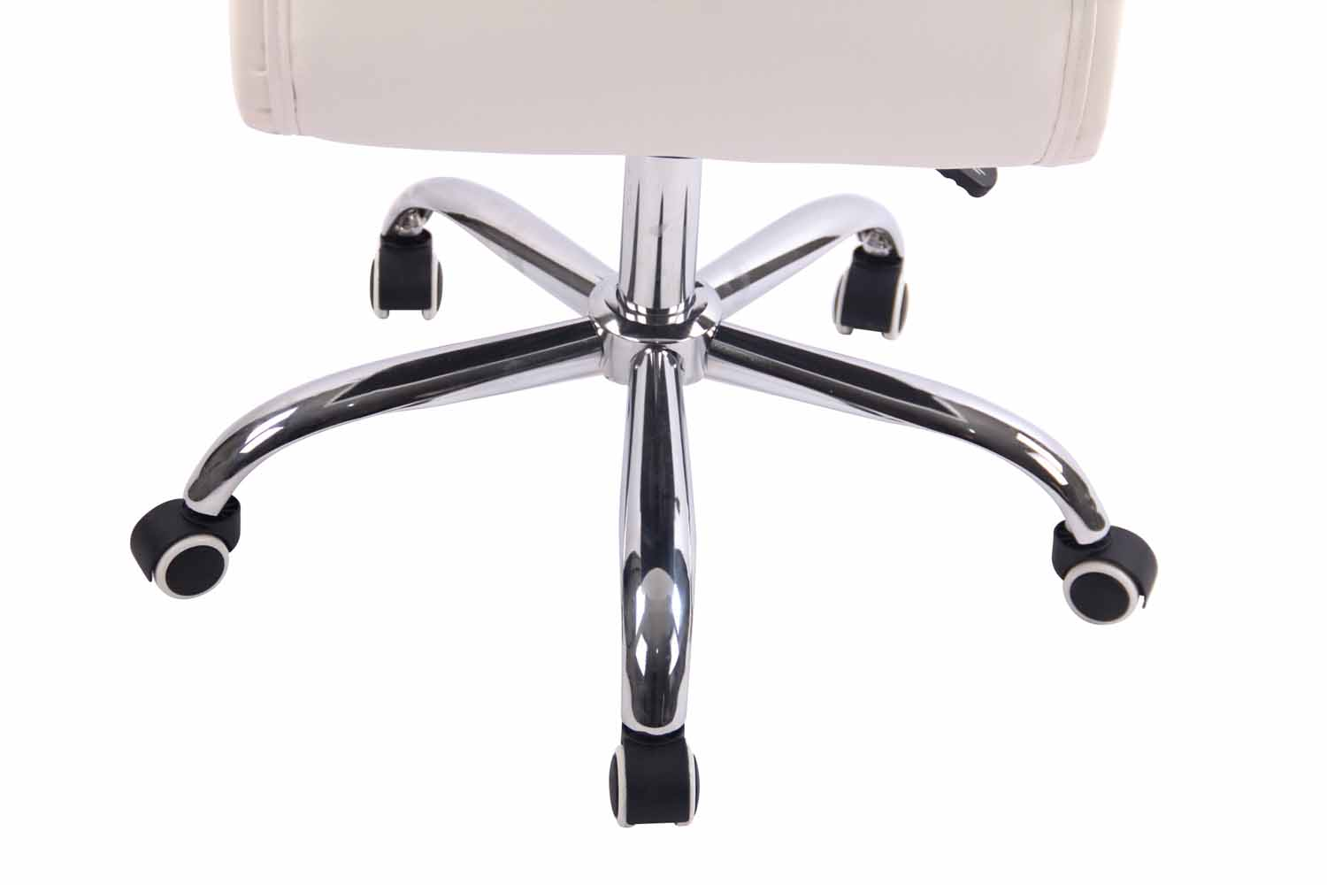 Bürostuhl-Untergestell. Chrombeine und Räder. Weißer Sitz ist sichtbar.