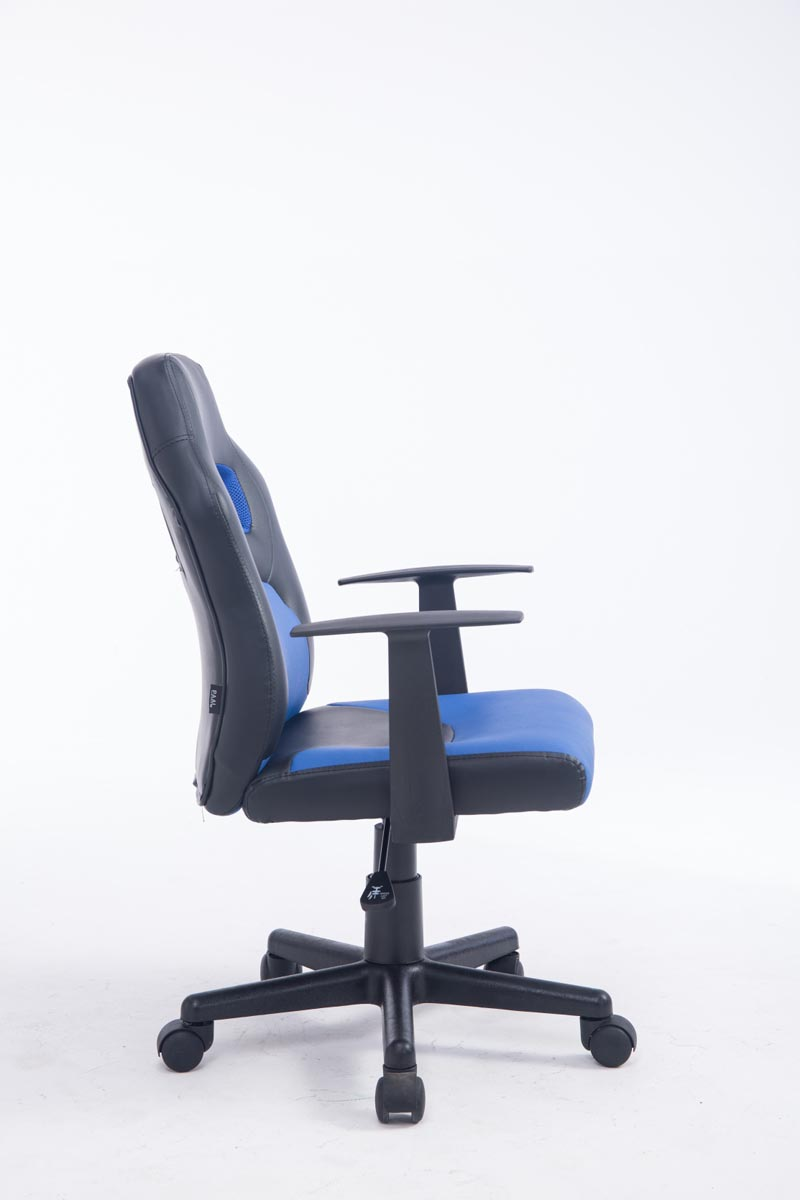 Seitenansicht eines blau-schwarzen Gaming-Stuhls mit schwarzen Armen und Gestell.