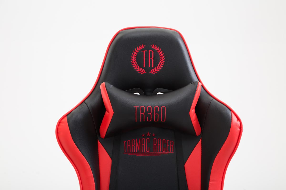 Nahaufnahme der Kopfstütze eines Gaming-Stuhls. Sie ist schwarz mit roten Akzenten und den Wörtern 'TR360' und 'Tarmac Racer'.