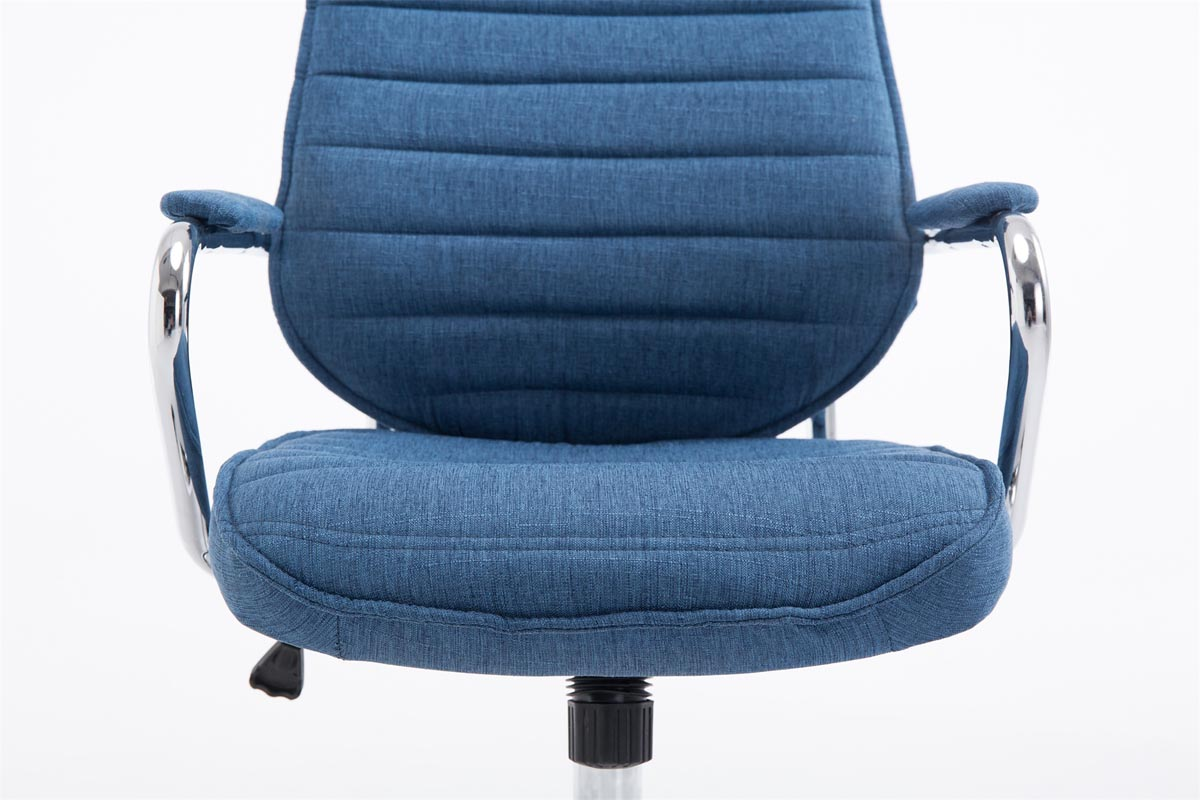 Nahaufnahme eines blauen Stuhls. Blauer Sitz und Armlehnen. Weißer Hintergrund.