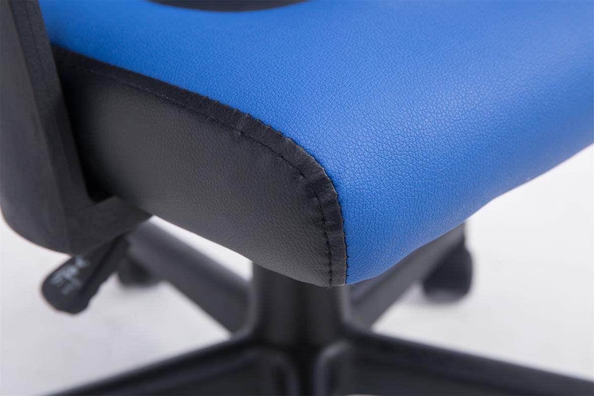 Nahaufnahme des Sitzes eines blau-schwarzen Gaming-Stuhls. Der Sitz ist aus lederartigem Material.
