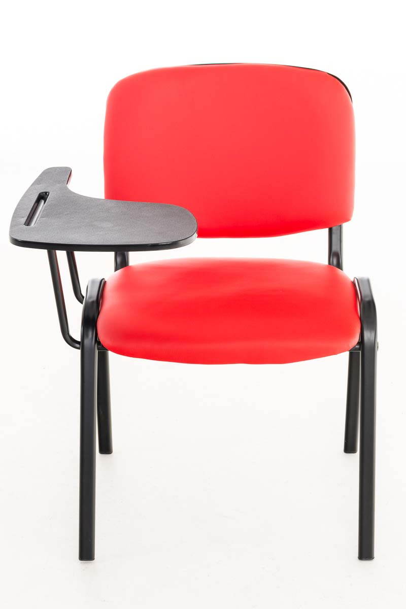 Roter Stuhl mit schwarzem Rahmen und kleinem, befestigten schwarzen Tisch auf weißem Hintergrund.