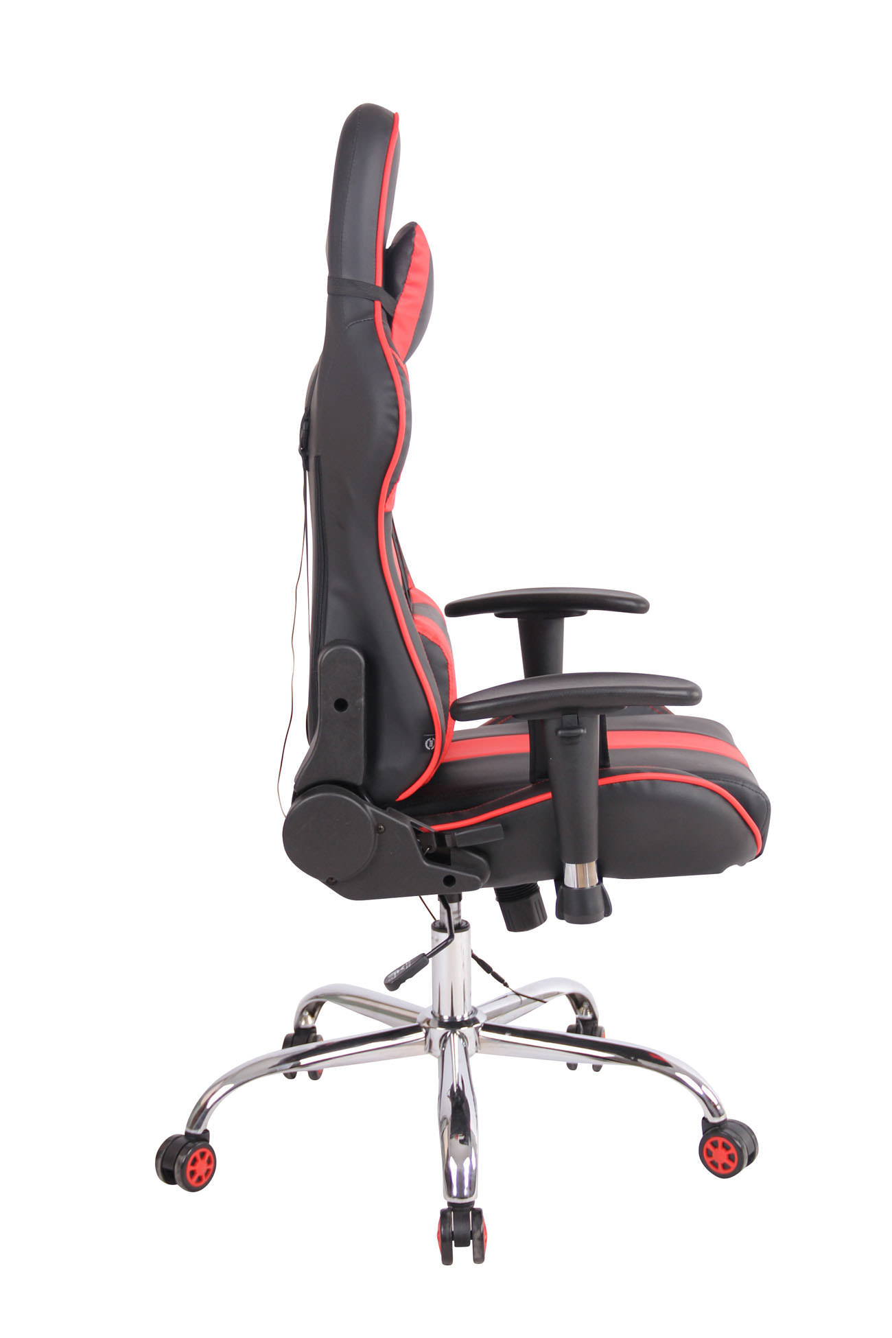 Seitenansicht eines schwarz-roten Gaming-Stuhls mit Chromfuß auf weißem Hintergrund.