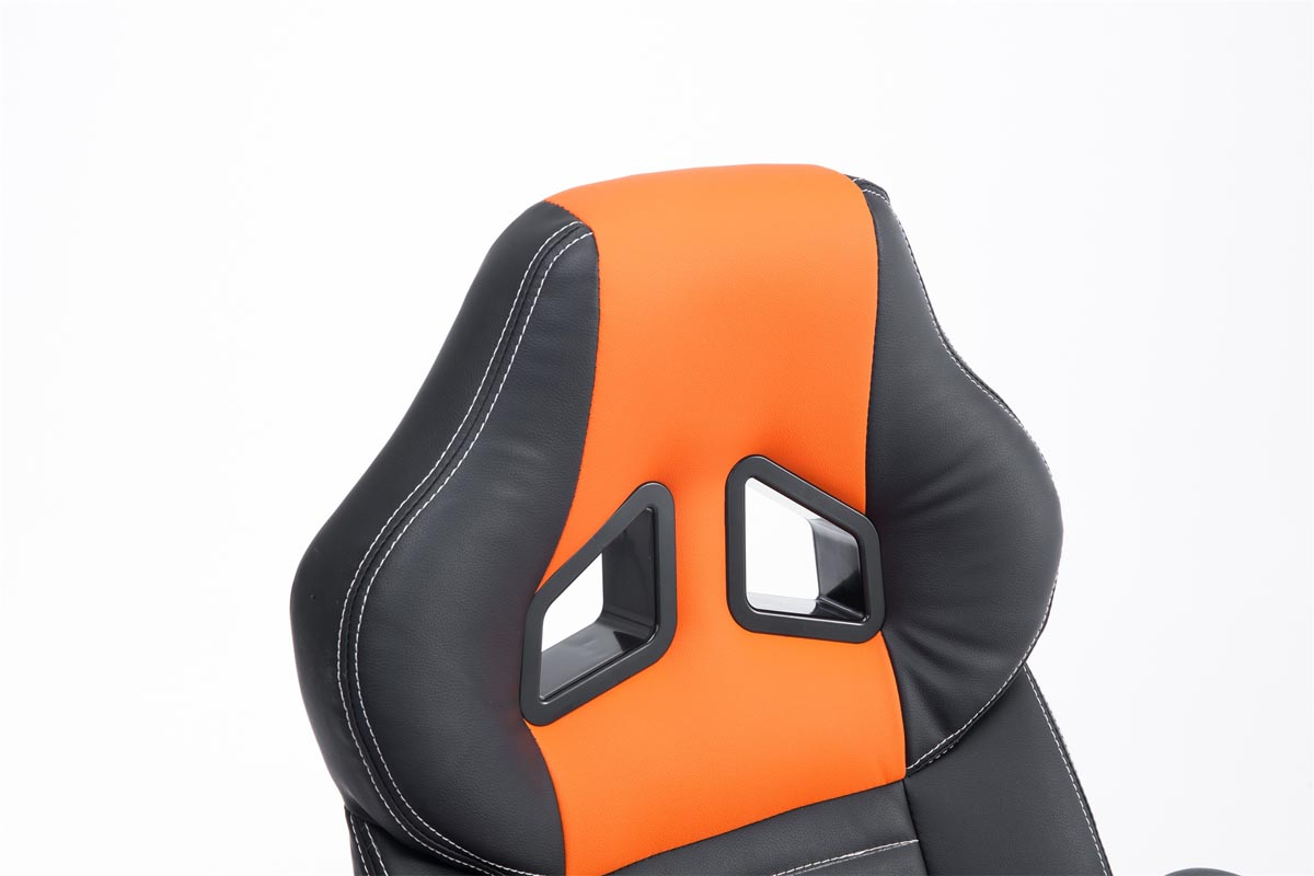 Nahaufnahme der Kopfstütze eines schwarz-orangenen Gaming-Stuhls mit Details.