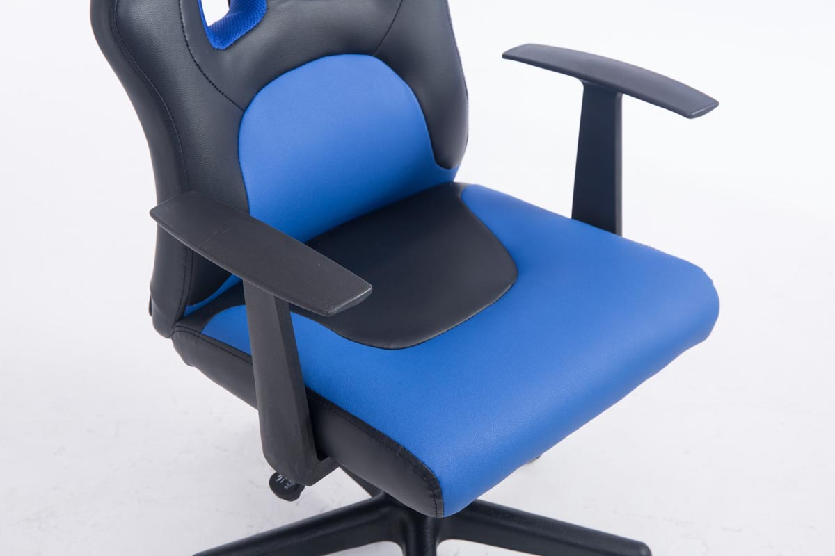 Blau-schwarzer Gaming-Stuhl, Nahaufnahme, mit Armlehnen, auf weißem Hintergrund.