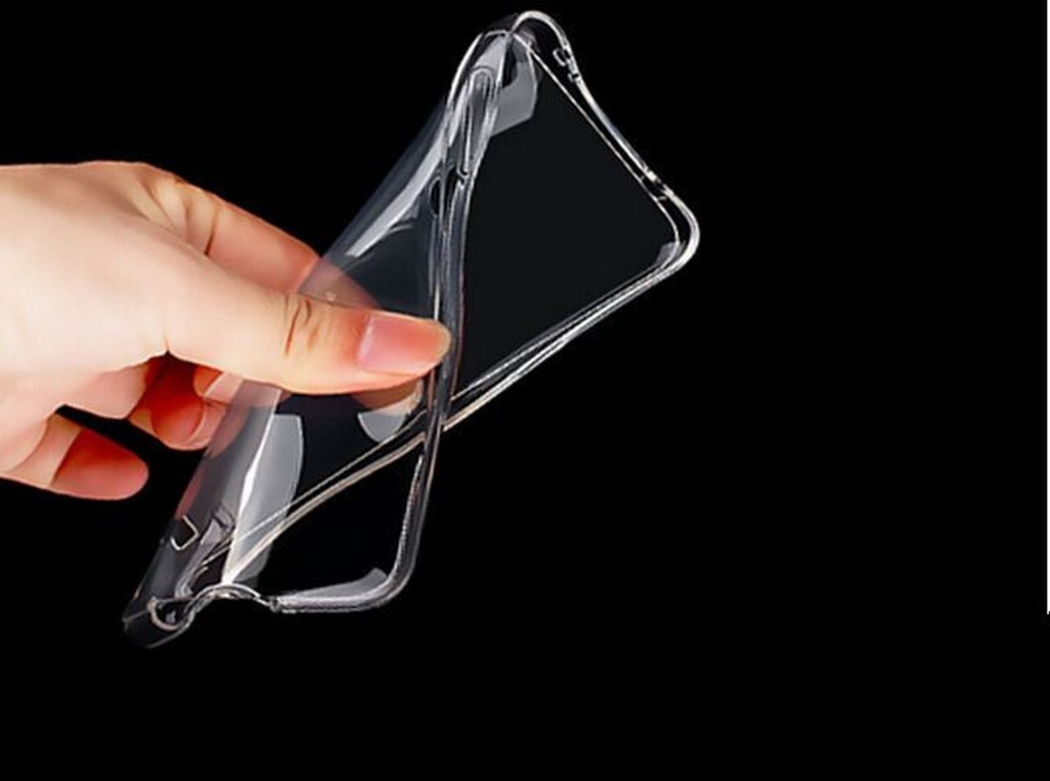 Hand hält eine transparente Handyhülle vor schwarzem Hintergrund. Die Hülle ist leicht gebogen.