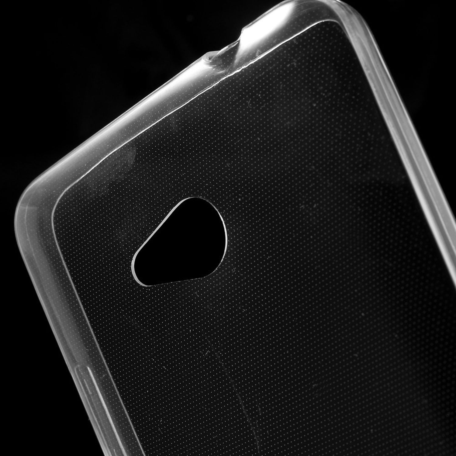 Transparente Handyhülle. Der schwarze Hintergrund hebt die Innendetails der Hülle hervor. Es hat ein Loch für die Kamera.