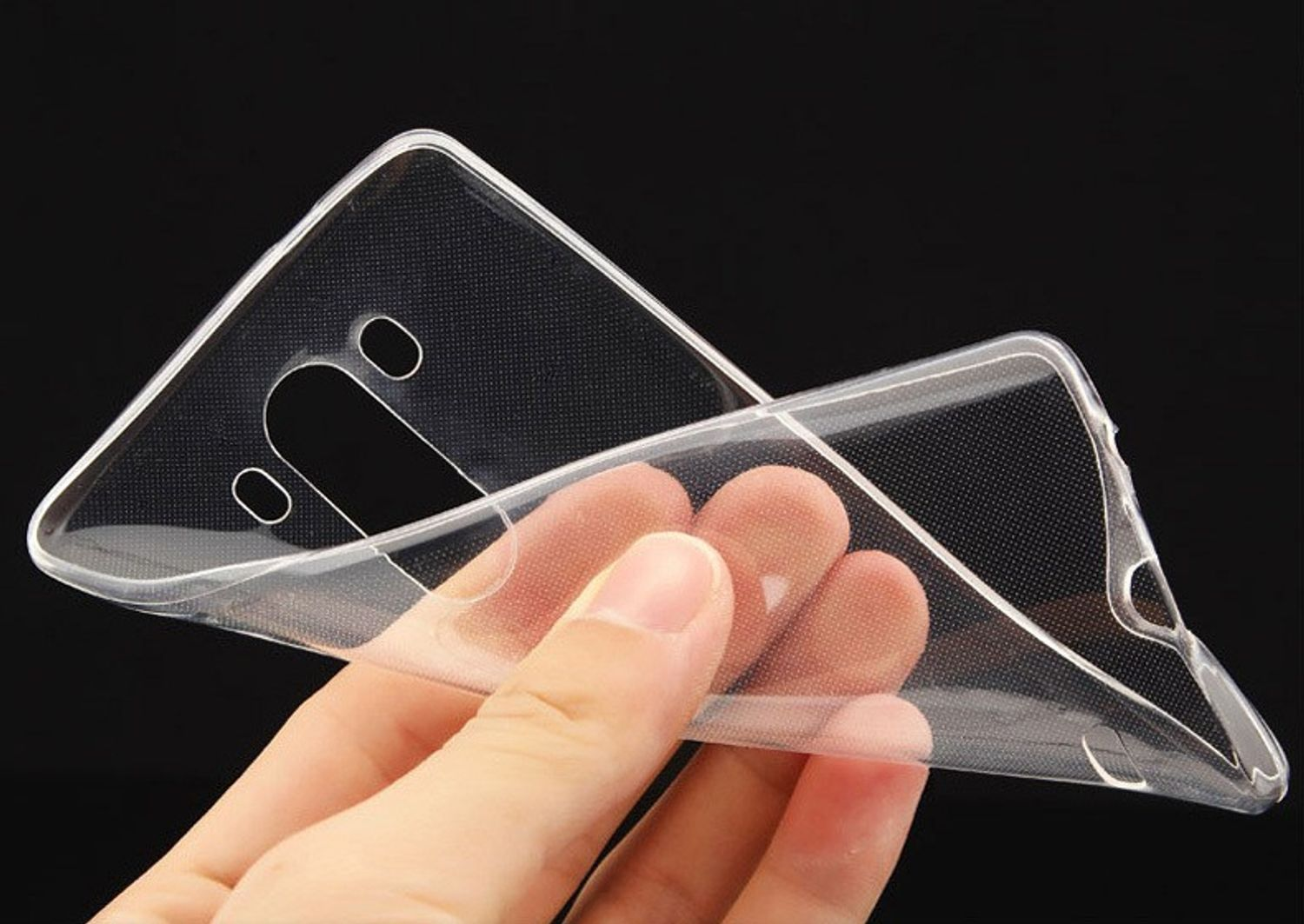 Eine Hand, die eine transparente Handyhülle auf dunklem Hintergrund hält.