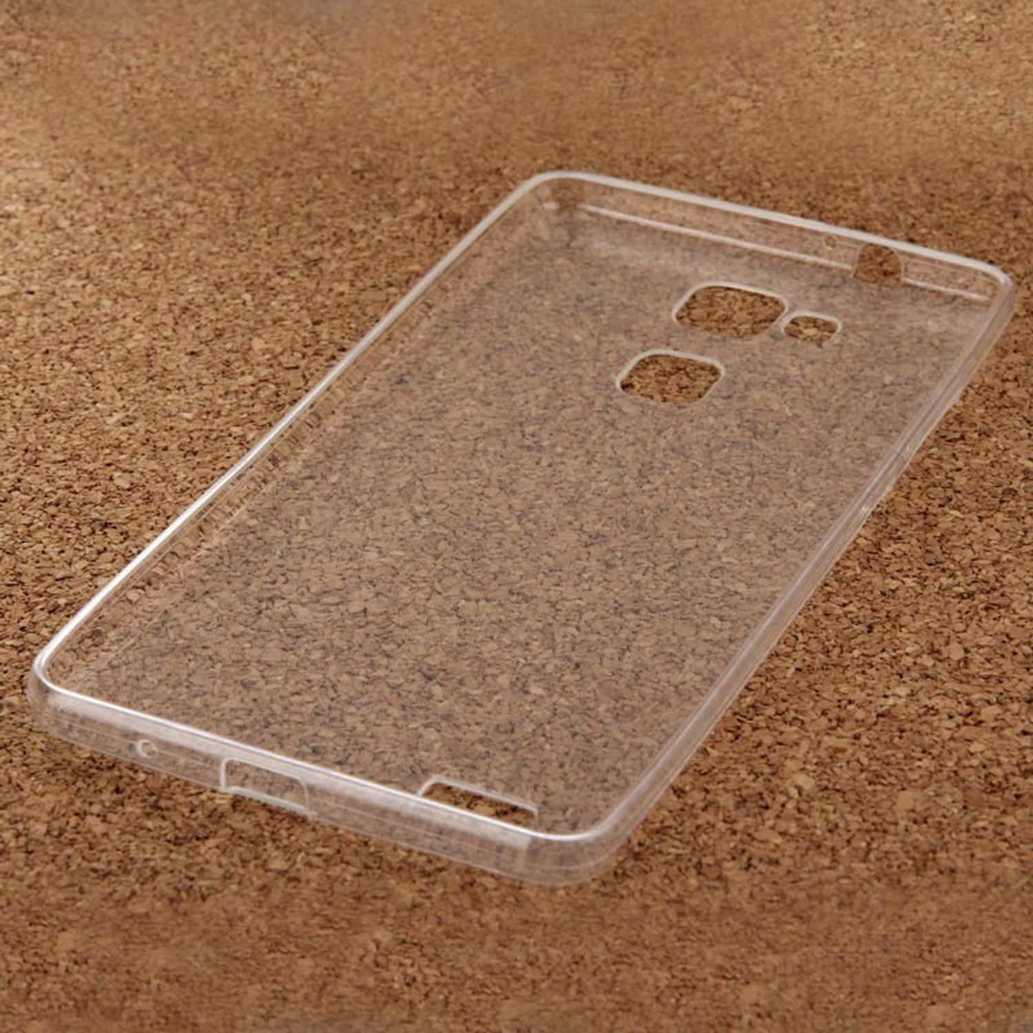 Eine transparente Handyhülle mit Aussparungen für Kamera und Knöpfe, auf braunem Korkhintergrund.