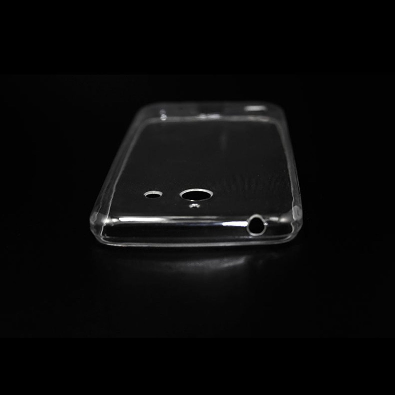 Transparente Handyhülle auf schwarzem Hintergrund. Die Hülle ist transparent mit einem Kameraausschnitt.