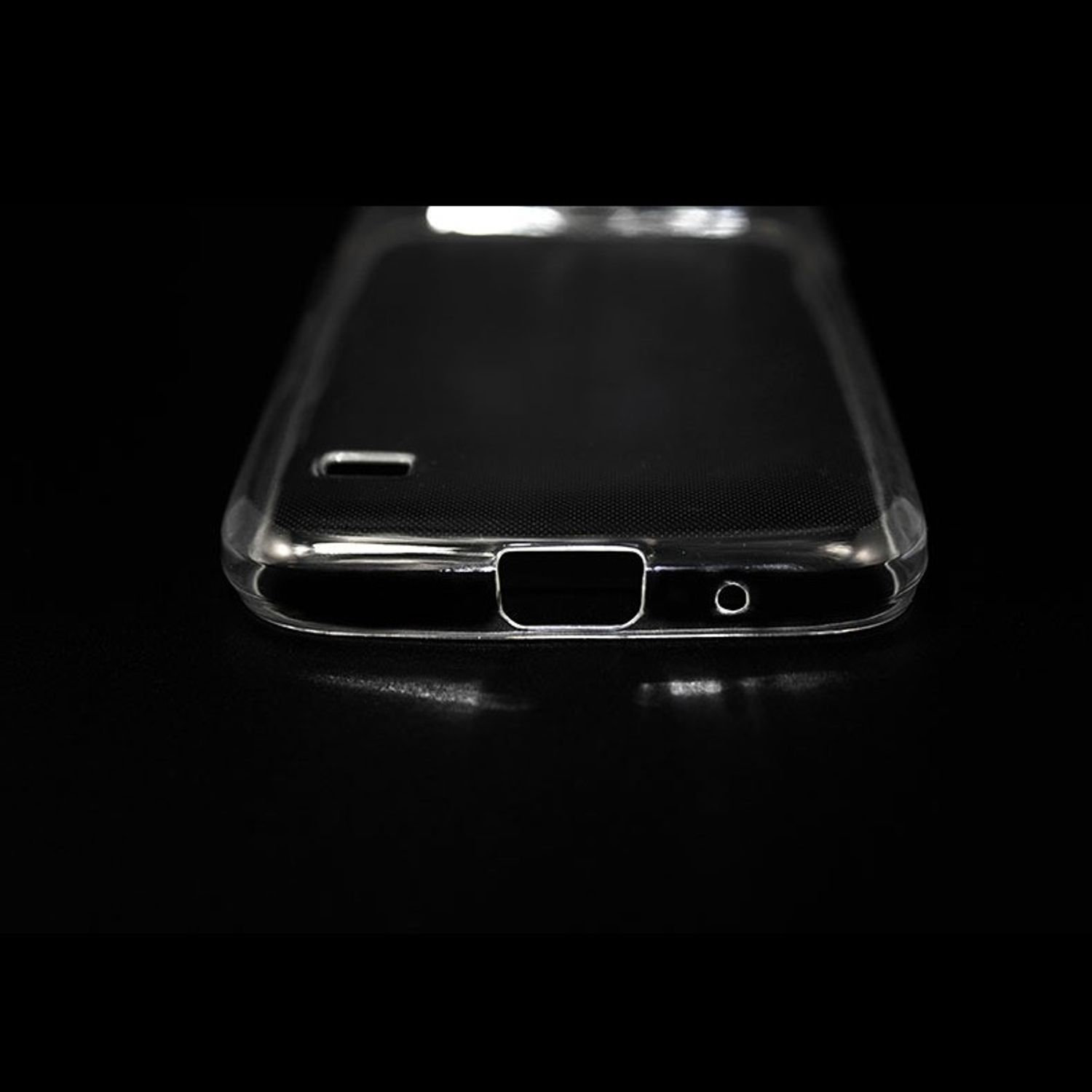 Eine transparente Telefonhülle auf schwarzem Hintergrund.