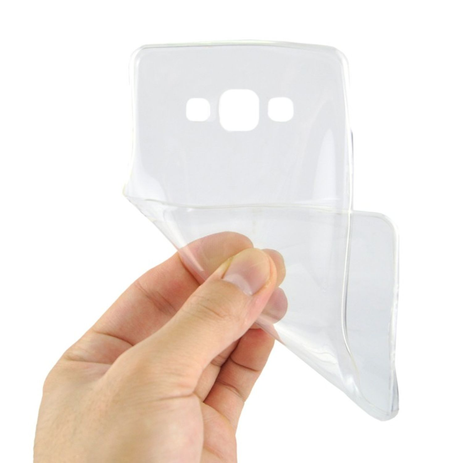 Hand hält eine transparente Handyhülle. Weißer Hintergrund. Hülle hat Aussparungen.