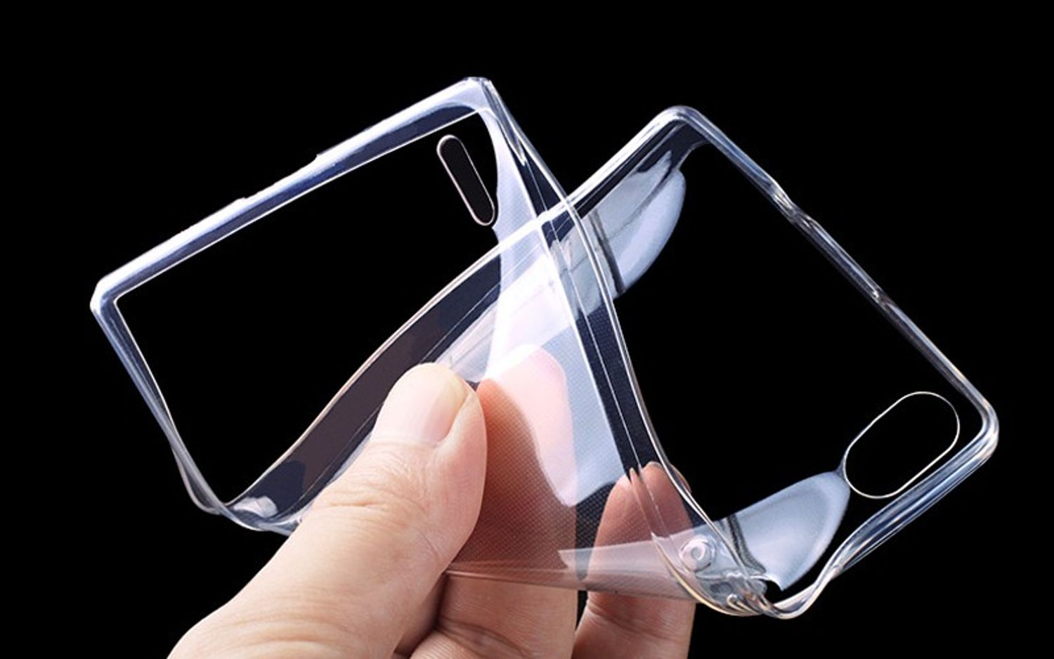 Hand hält eine transparente Handyhülle vor schwarzem Hintergrund. Die Hülle ist leicht gebogen.