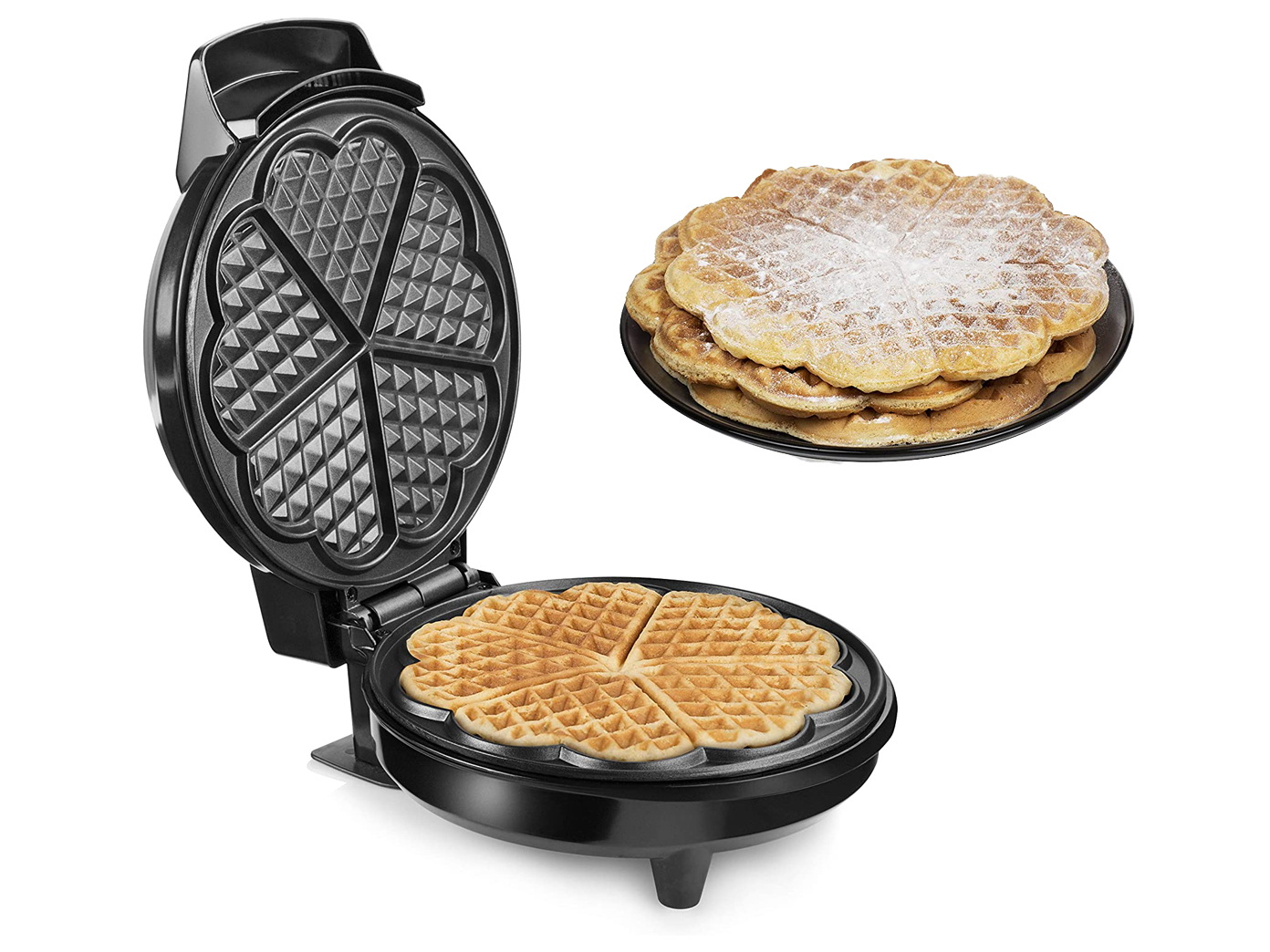 Ein Waffeleisen ist geöffnet, mit fertigen Waffeln darin. Ein Stapel bestäubter Waffeln auf einem Teller im Hintergrund.