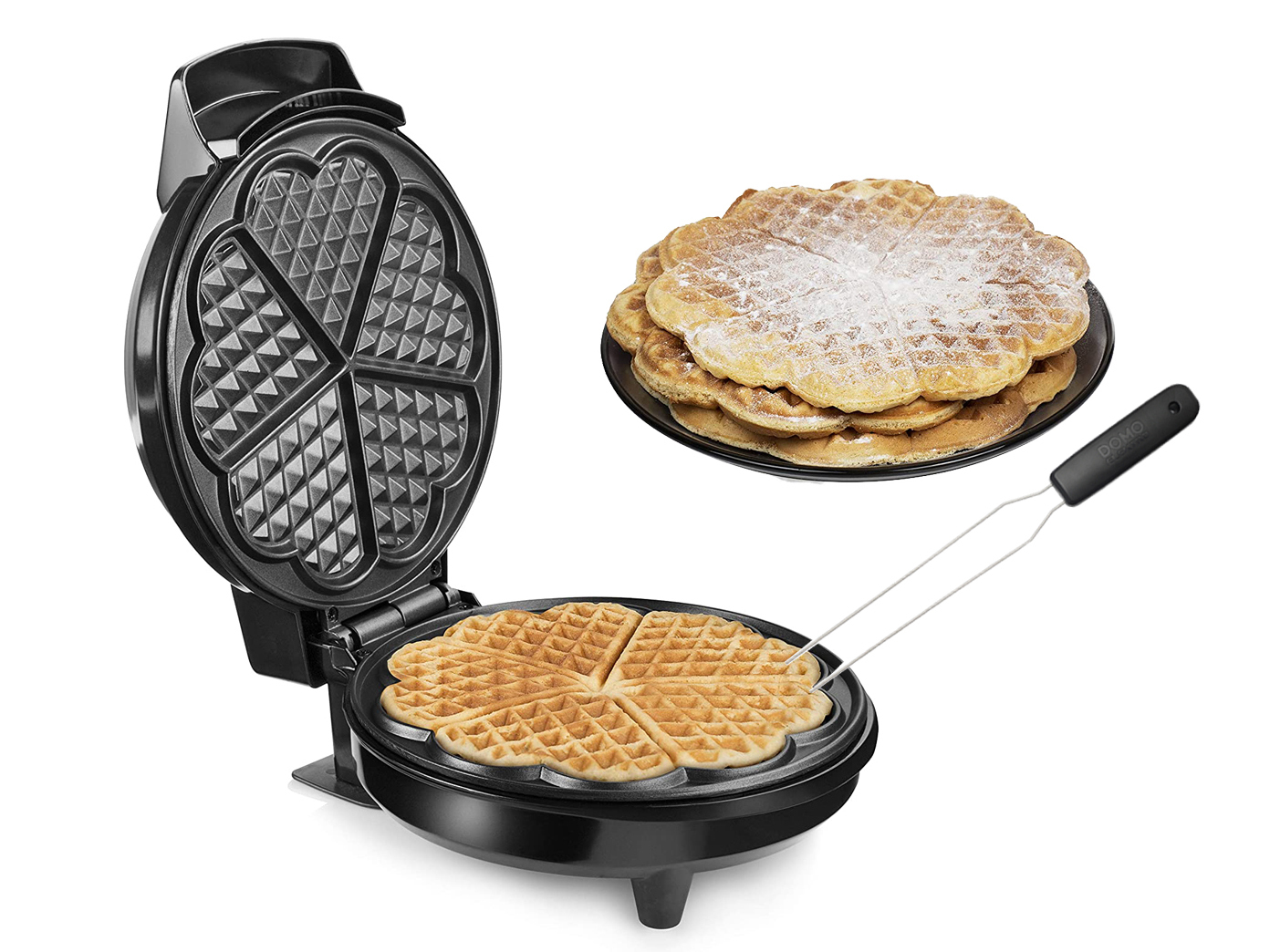 Ein Waffeleisen mit Waffeln darin und einem Teller mit Waffeln. Ein Utensil entfernt eine Waffel.